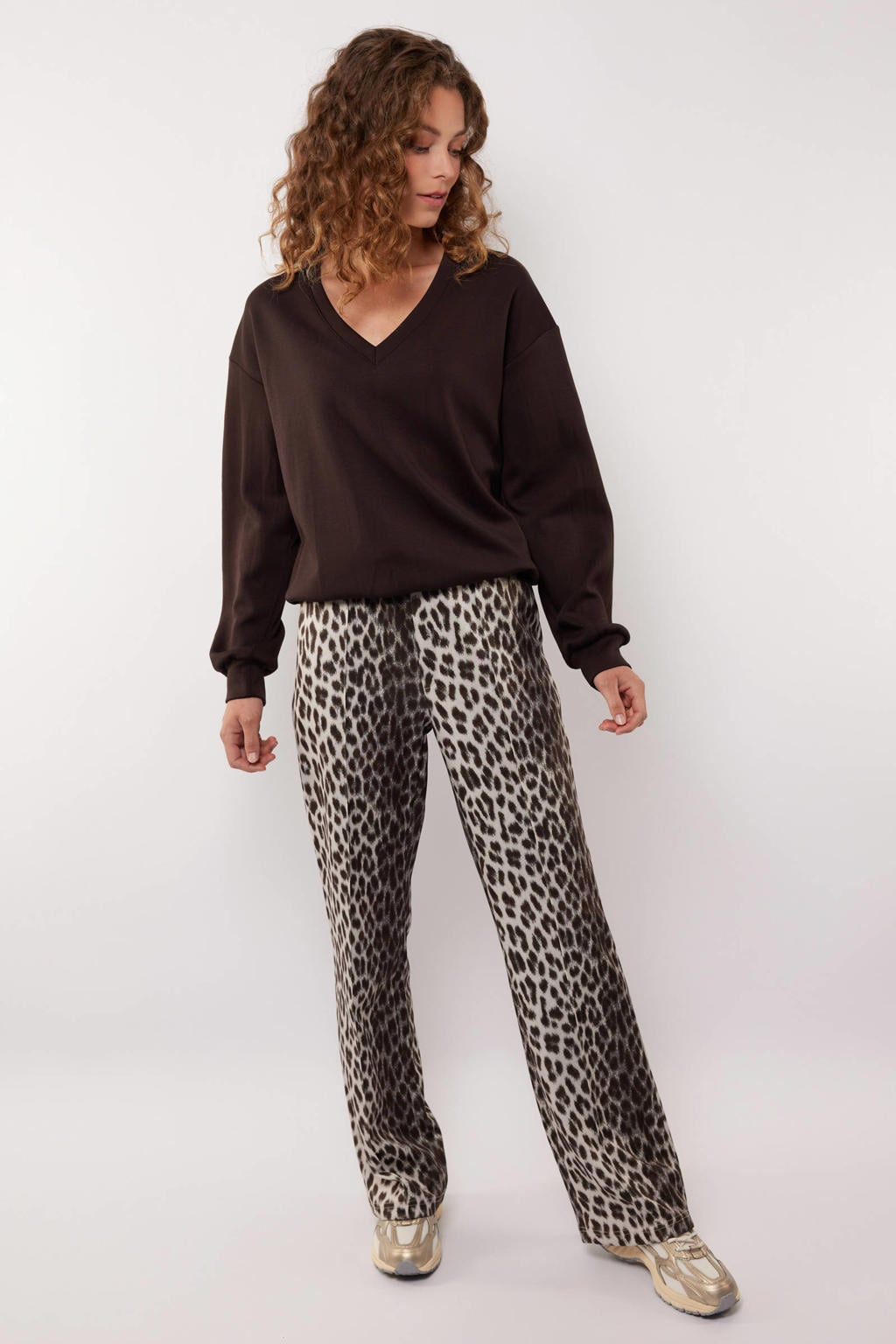 Zand en olijfgroene dames G-maxx travelstof wide leg high waist casual broek met flared pijpen en dierenprint
