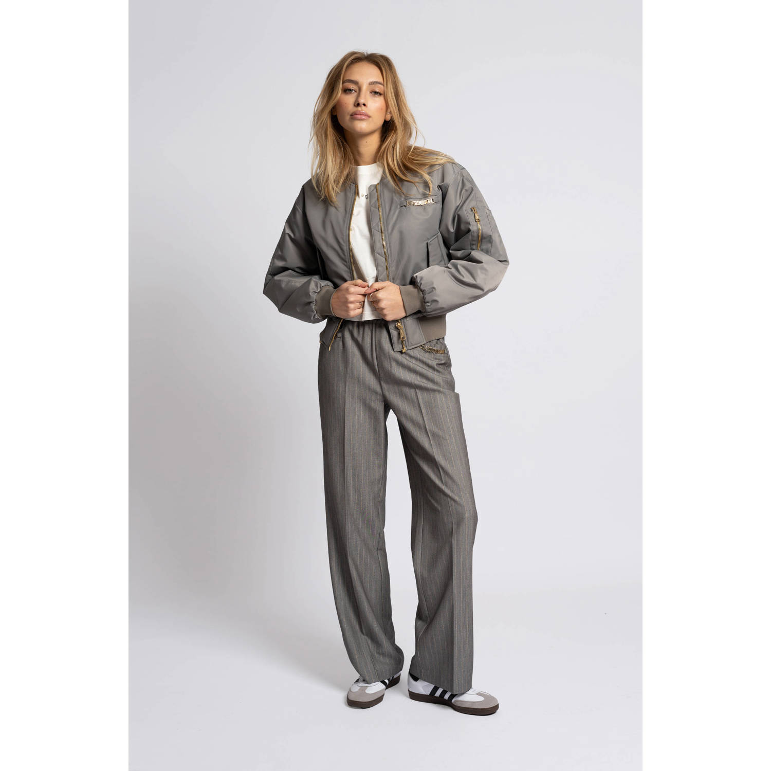 NIKKIE straight regular waist pantalon grijs