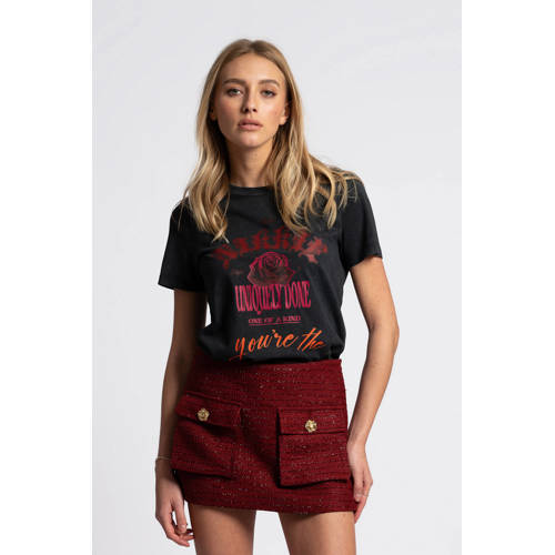 NIKKIE bouclé skort met lurex donkerrood afbeelding