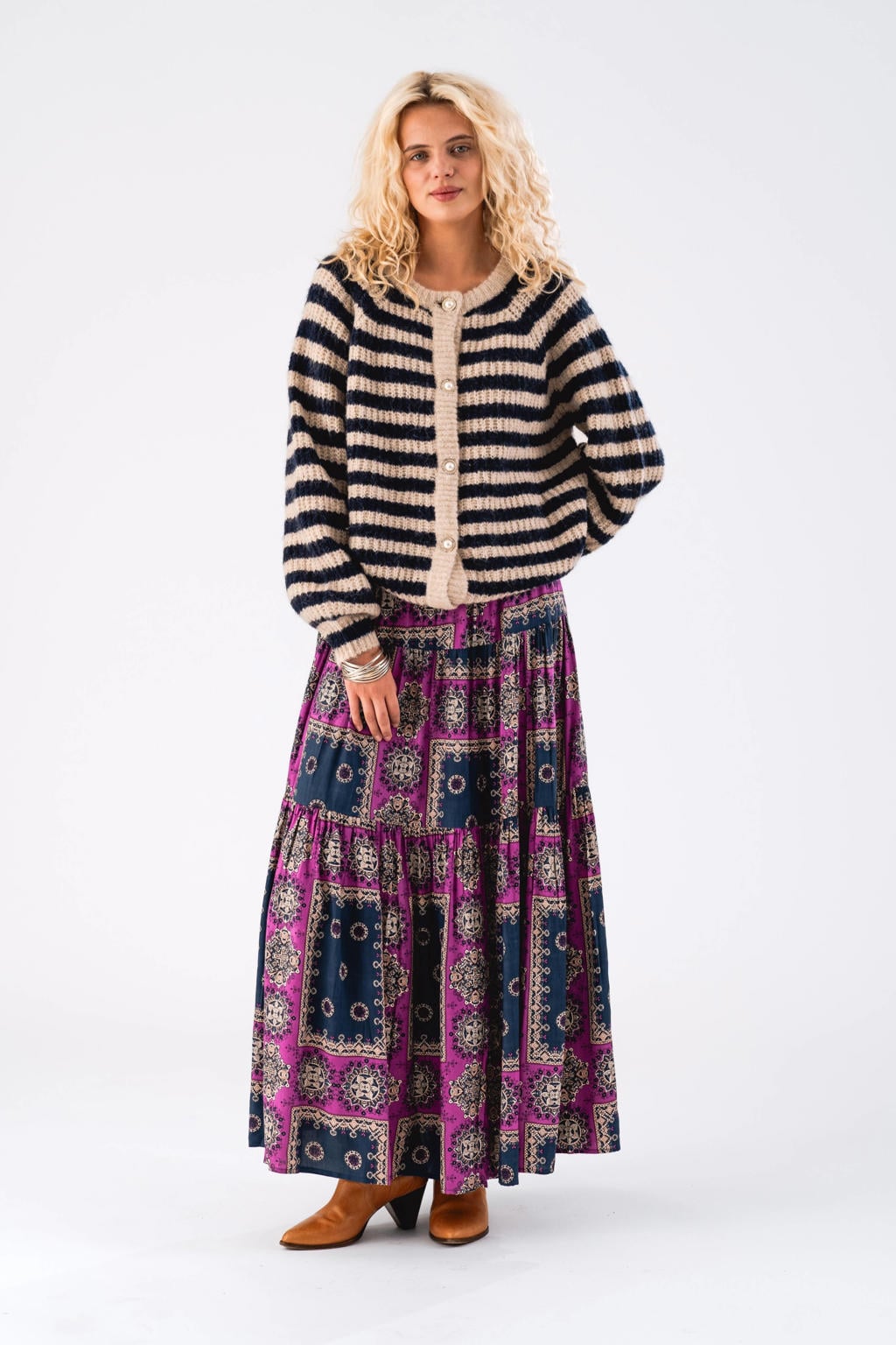 Blauw en ecru dames Lollys Laundry gestreepte gebreid vest met lange mouwen, ronde hals, knoopsluiting en parels