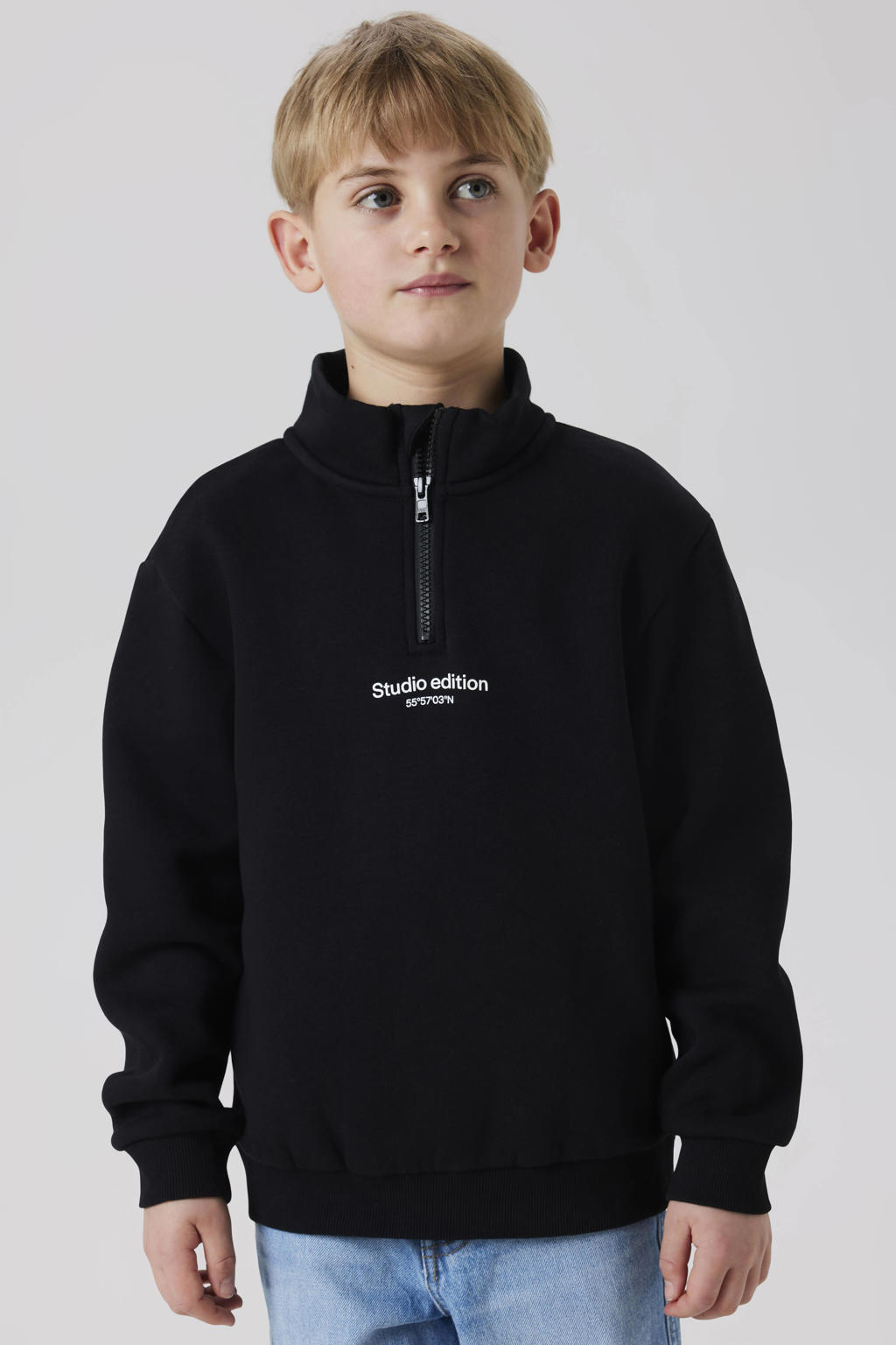 Zwarte jongens NAME IT KIDS sweater met tekst print, lange mouwen, opstaande kraag, halve rits en geribde boorden