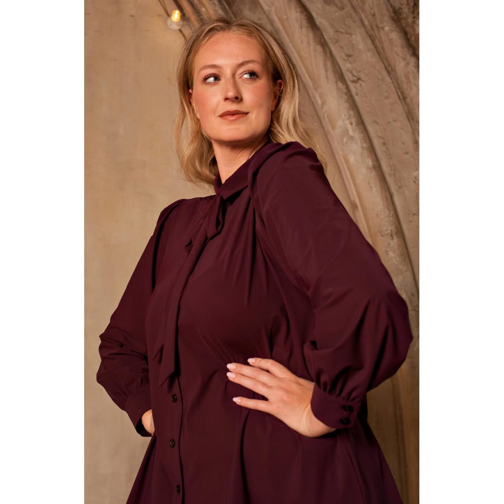 Donkerrode dames Plus Basics travelstof blouse met effen, lange mouwen, sjaalkraag, knoopsluiting en strikje