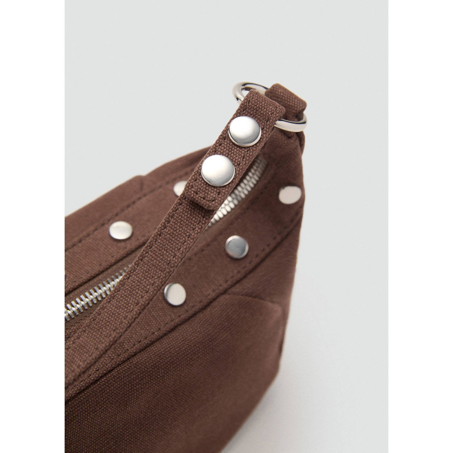 Mango schoudertas met studs bruin