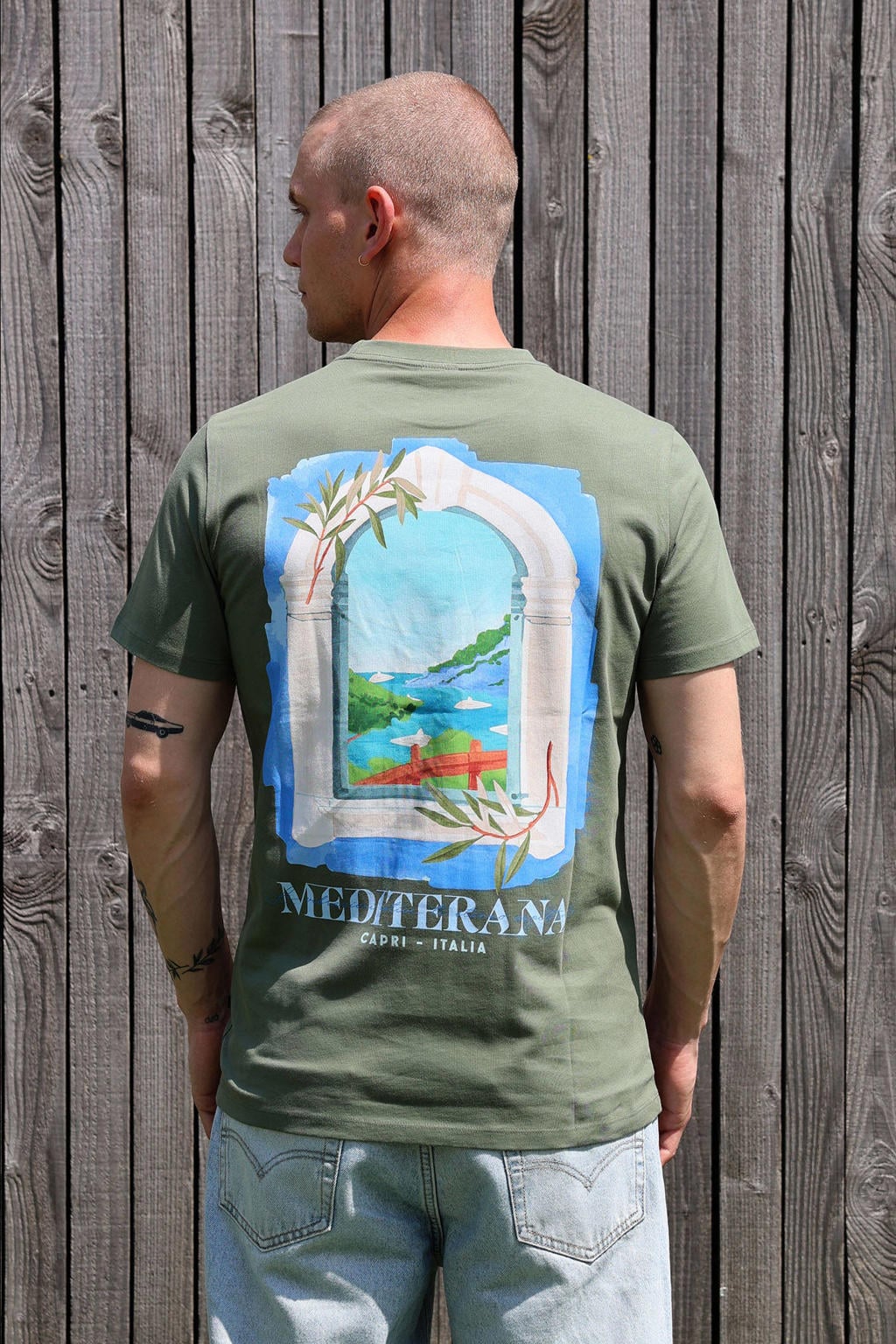 Olijfgroene heren Kultivate T-shirt met backprint, korte mouwen en ronde hals