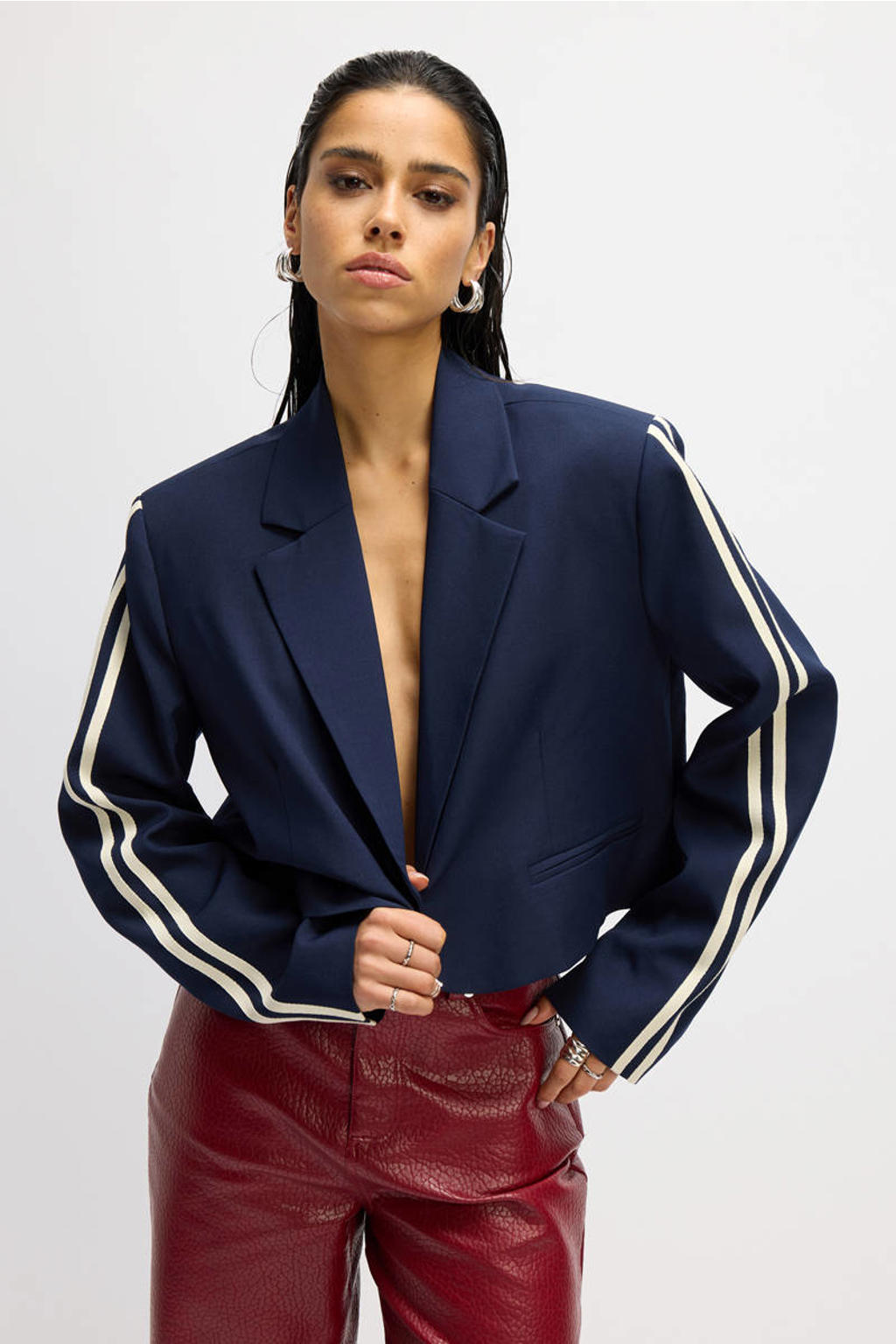 Donkerblauwe dames Refined Department cropped blazer van polyester met effen, lange mouwen, reverskraag, knoopsluiting en contrast bies