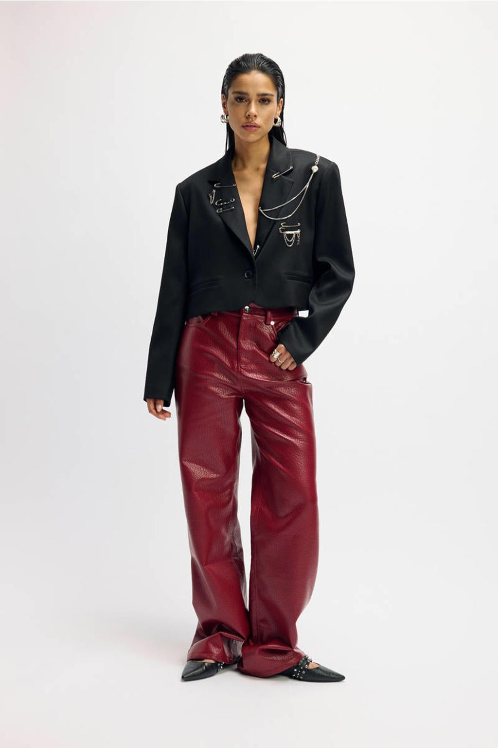 Donkerrode dames Refined Department imitatieleren wide leg regular waist casual broek met rits- en knoopsluiting