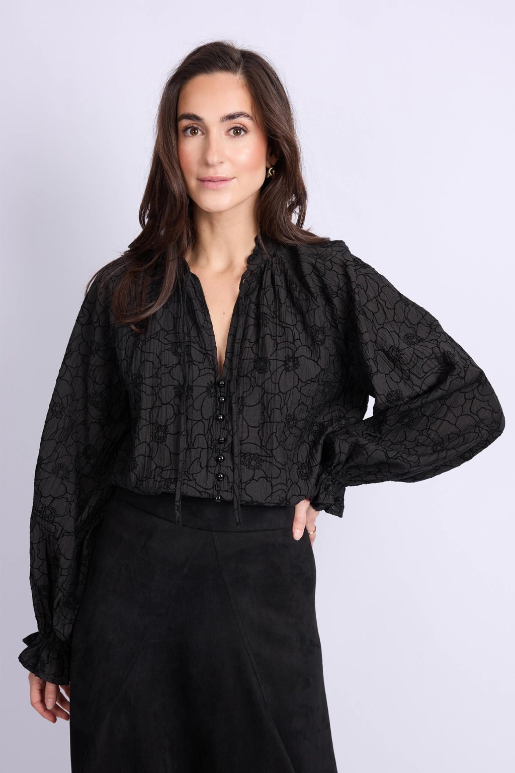Zwarte dames CS the Label gebloemde blouse van lyocell met lange mouwen, strikkraag, knoopsluiting en borduursels