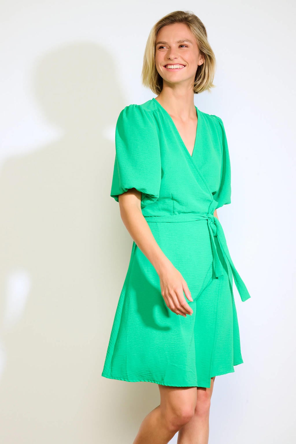 Groene dames LOLALIZA jurk van viscose met effen, korte mouwen, V-hals en striksluiting