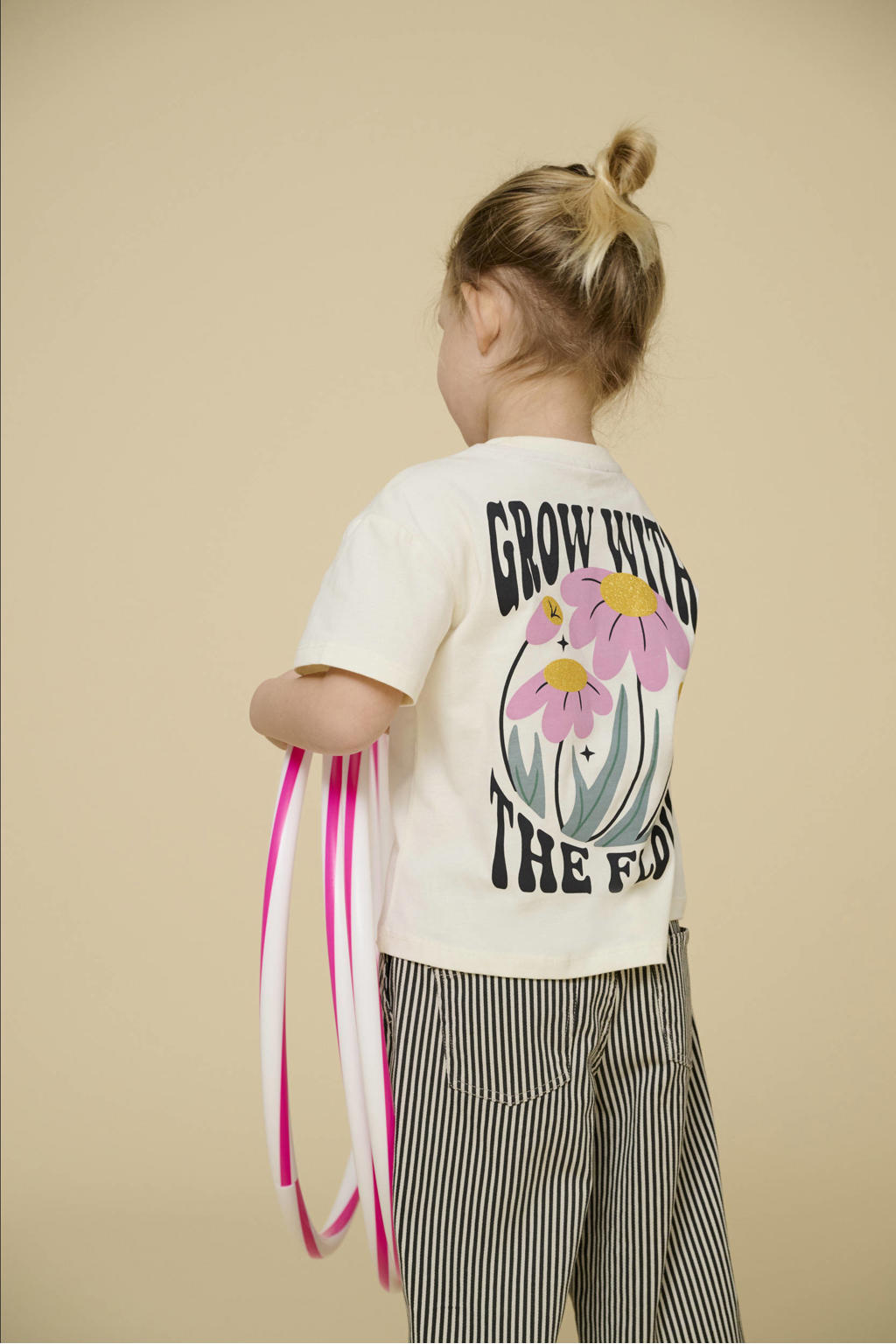 Ecru meisjes KIDS ONLY MINI sweater met backprint, lange mouwen, ronde hals en geribde boorden