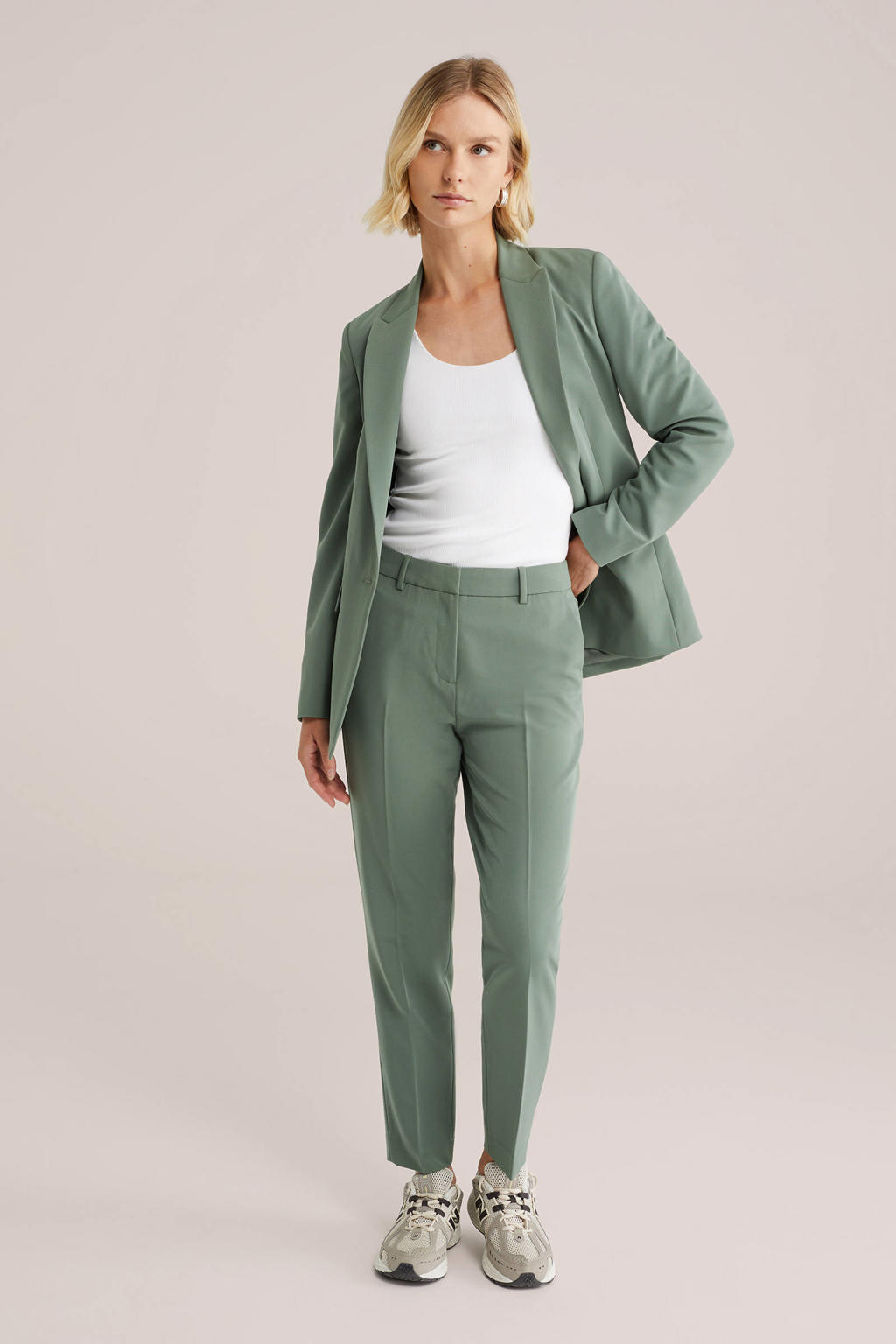 Groene dames WE Fashion tapered regular waist pantalon van polyester met rits, haak- en knoopsluiting en effen