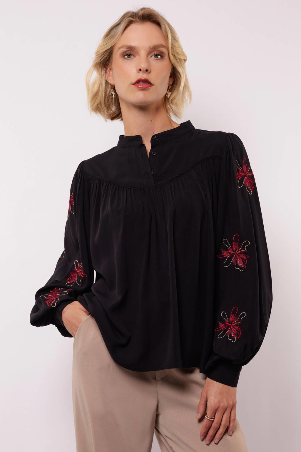 Zwart en rode dames FLURESK gebloemde blousetop van viscose met lange mouwen, opstaande kraag, knoopsluiting en borduursels