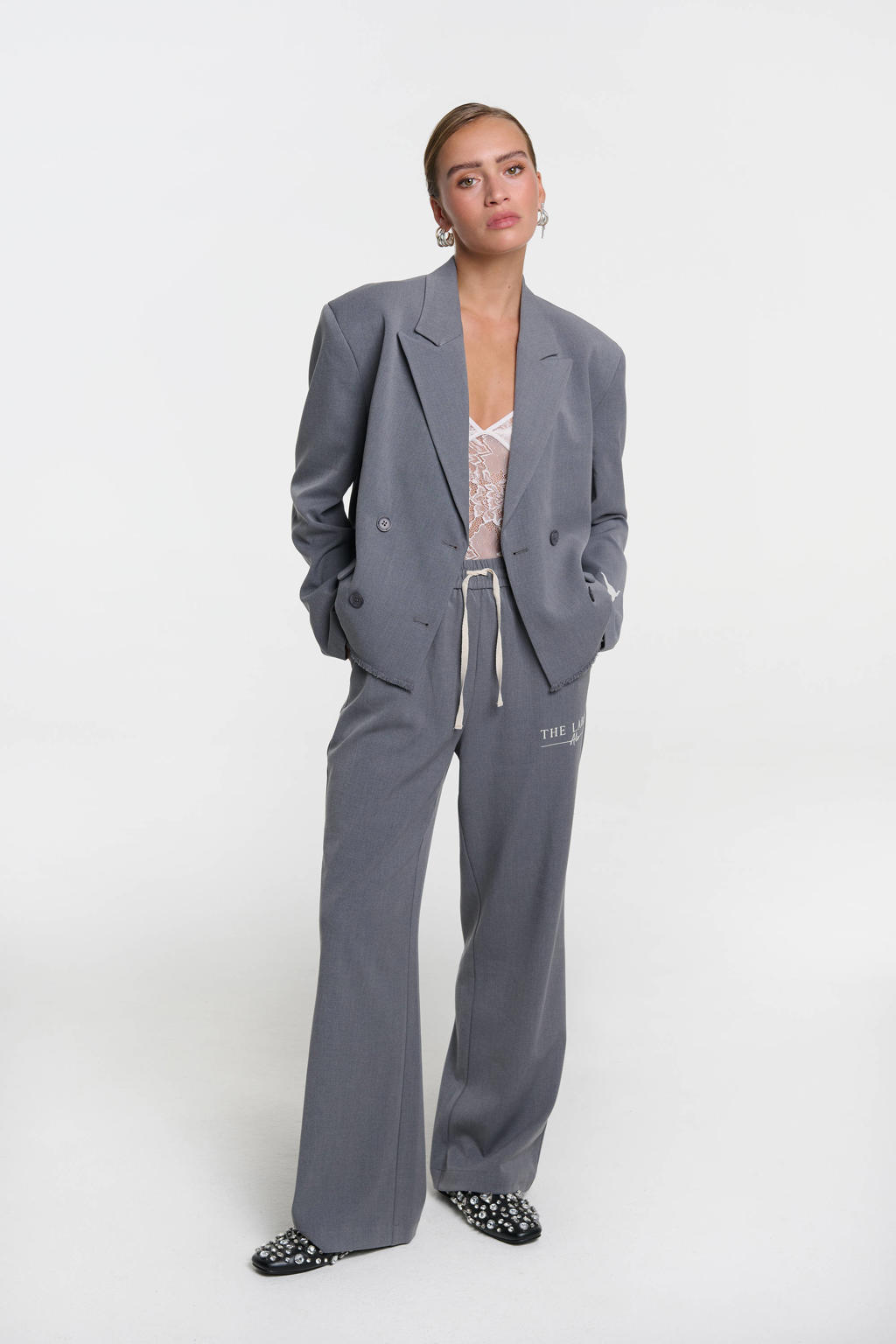 Grijs en witte dames Alix the Label cropped blazer met backprint, lange mouwen, reverskraag en knoopsluiting