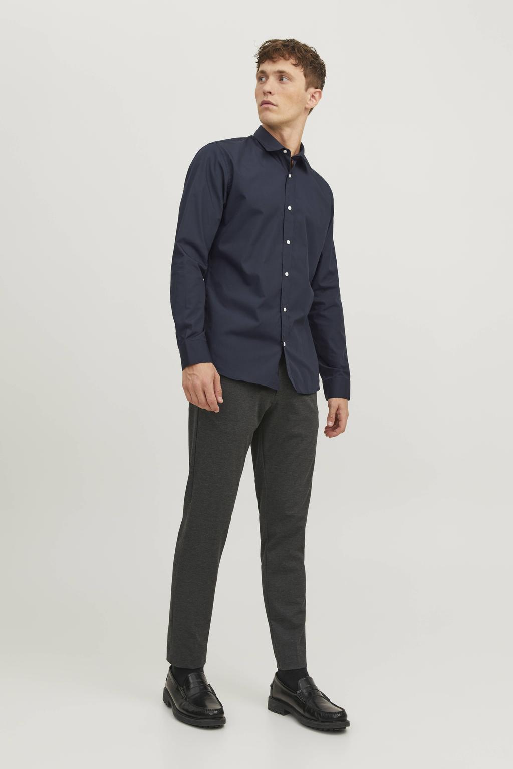 Donkerblauwe heren JACK & JONES ESSENTIALS slim fit zakelijk overhemd van polyester met effen, lange mouwen en klassieke kraag
