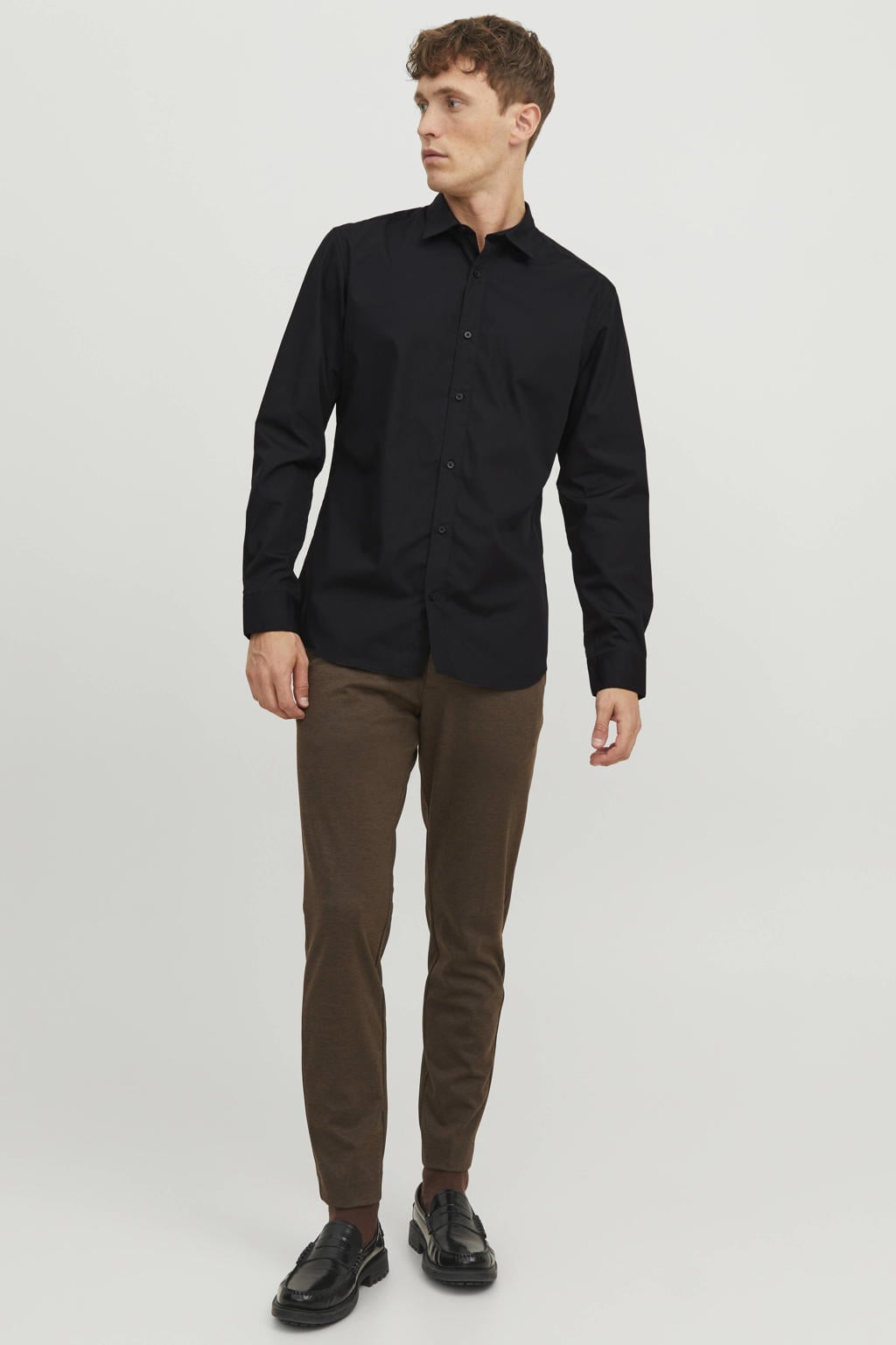 Zwarte heren JACK & JONES ESSENTIALS slim fit zakelijk overhemd van polyester met effen, lange mouwen en klassieke kraag