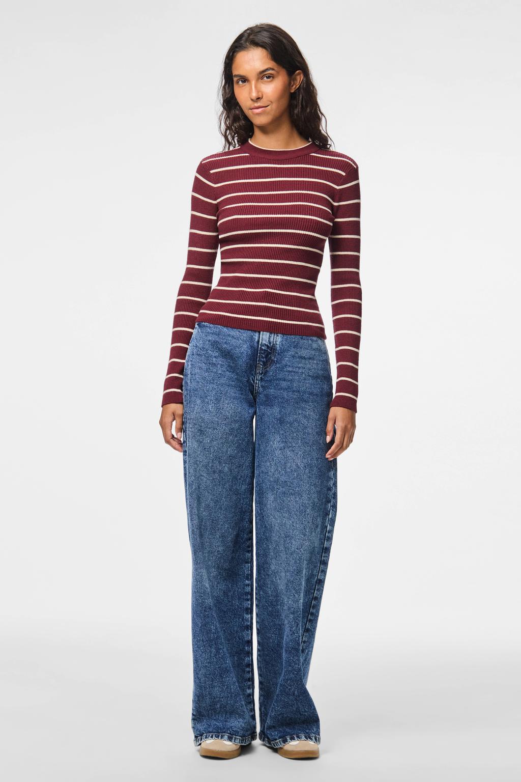 Donkerrode dames PIECES pullover trui van viscose met strepenprint, lange mouwen, ronde hals en gebreide details