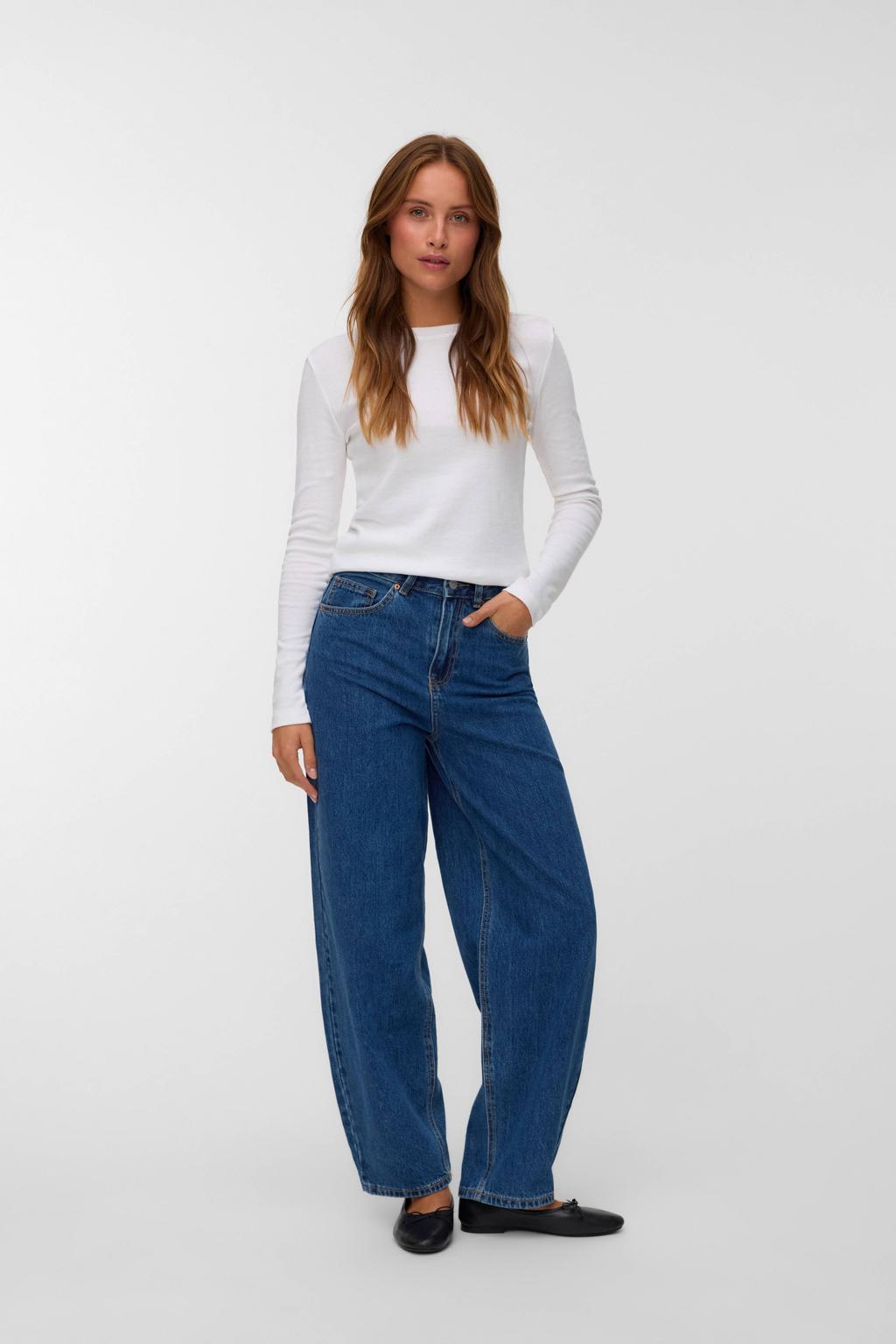 Medium blue denim dames VERO MODA high waist barrel jeans van denim met rits- en knoopsluiting en effen