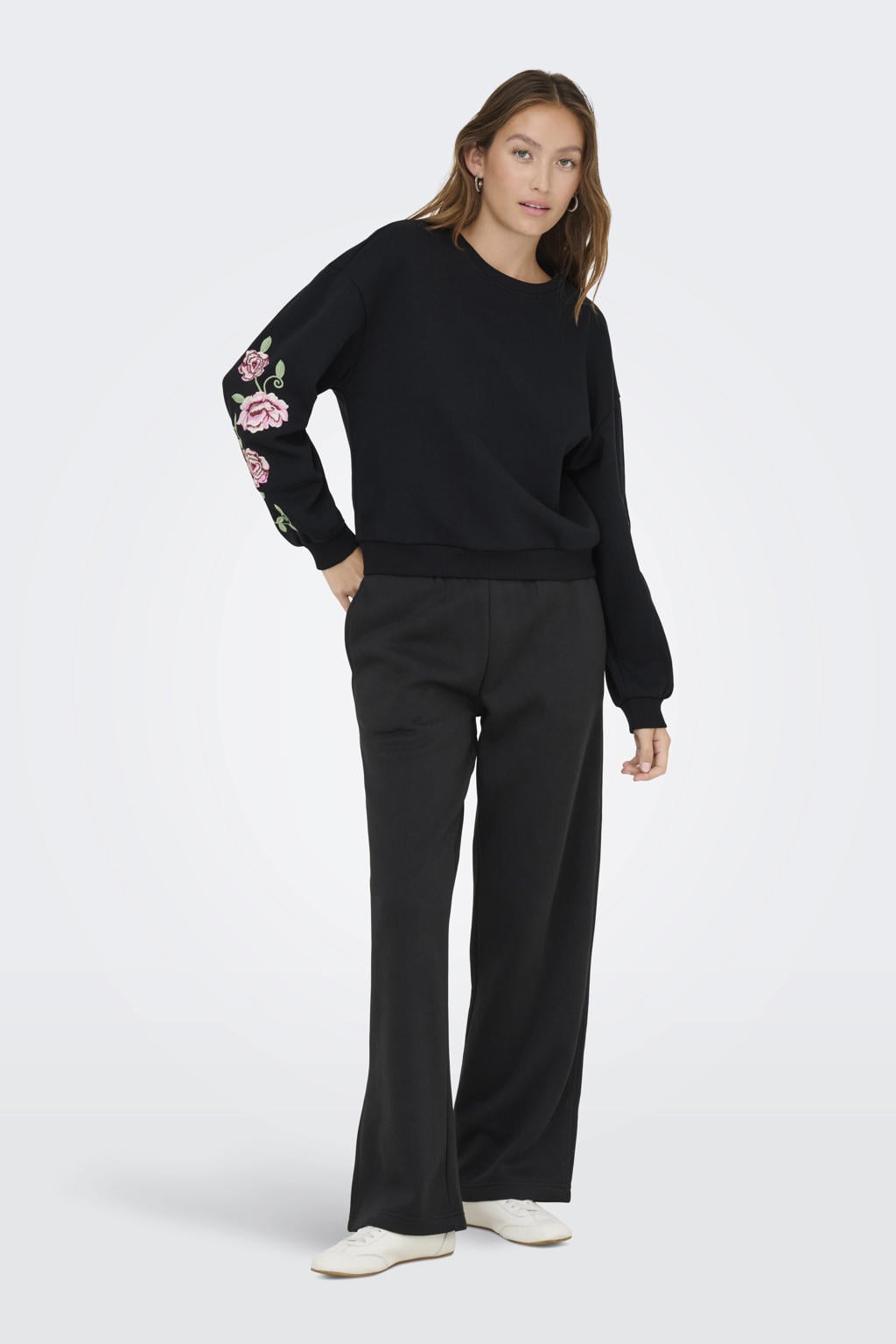 Zwarte dames ONLY gebloemde sweater van katoen met lange mouwen, ronde hals en borduursels