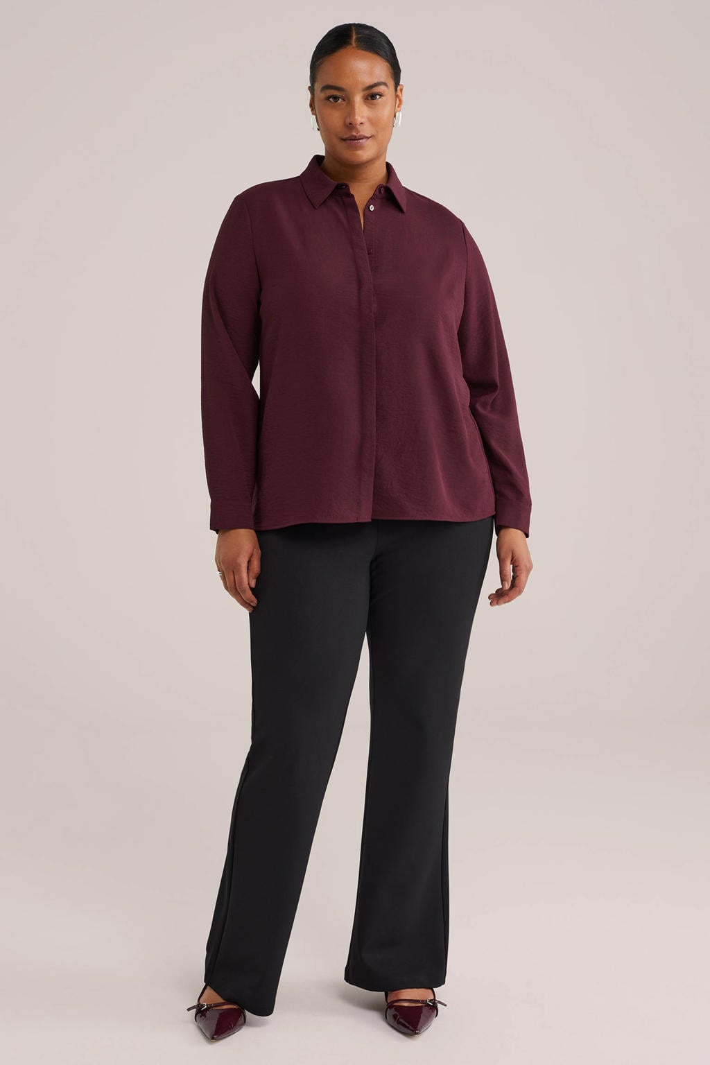 Zwarte dames WE Fashion Curve flared regular waist casual broek met elastische tailleband en effen