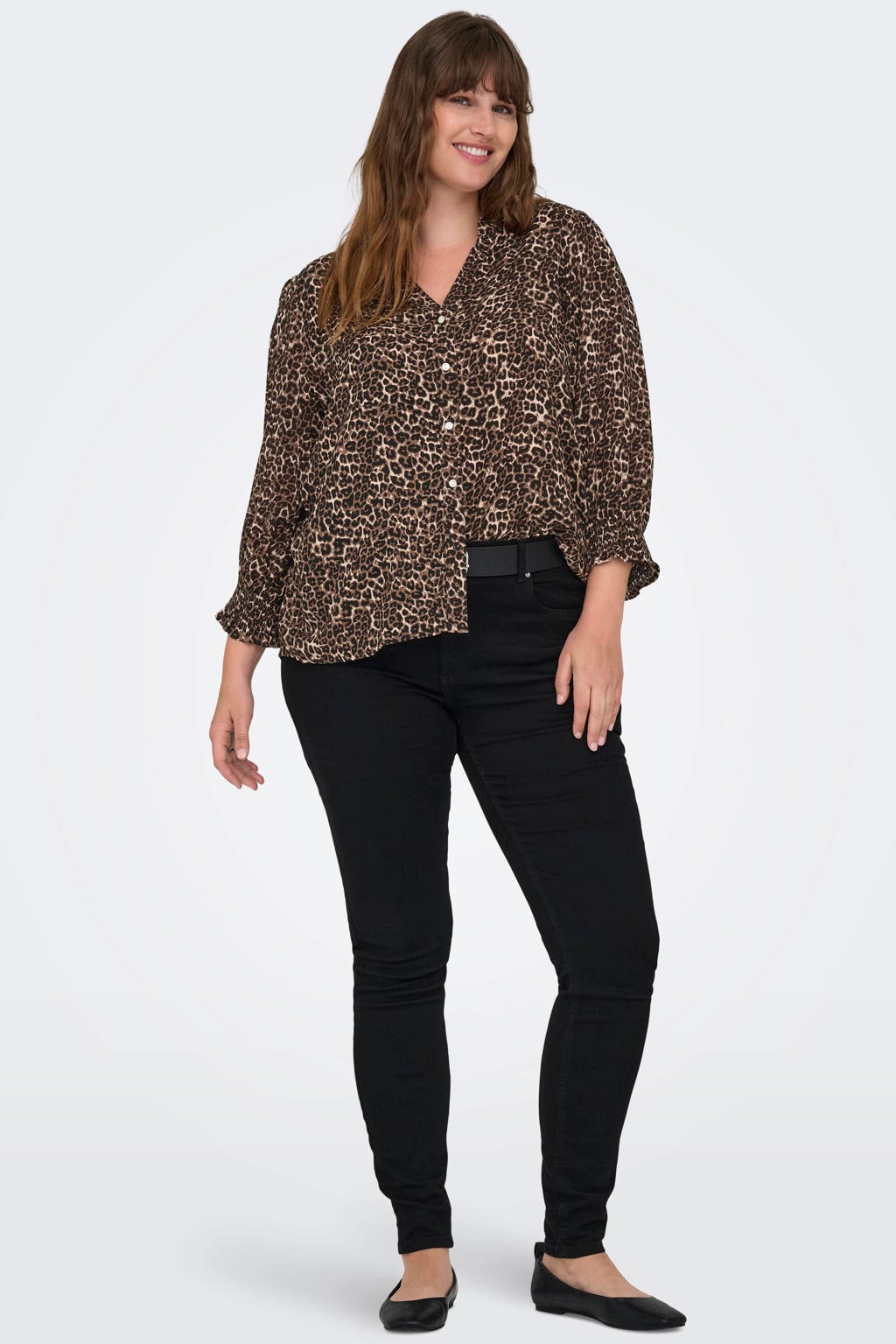 Bruin en zwarte dames ONLY CARMAKOMA blouse van viscose met dierenprint, driekwart mouwen, V-hals, knoopsluiting en geweven detail