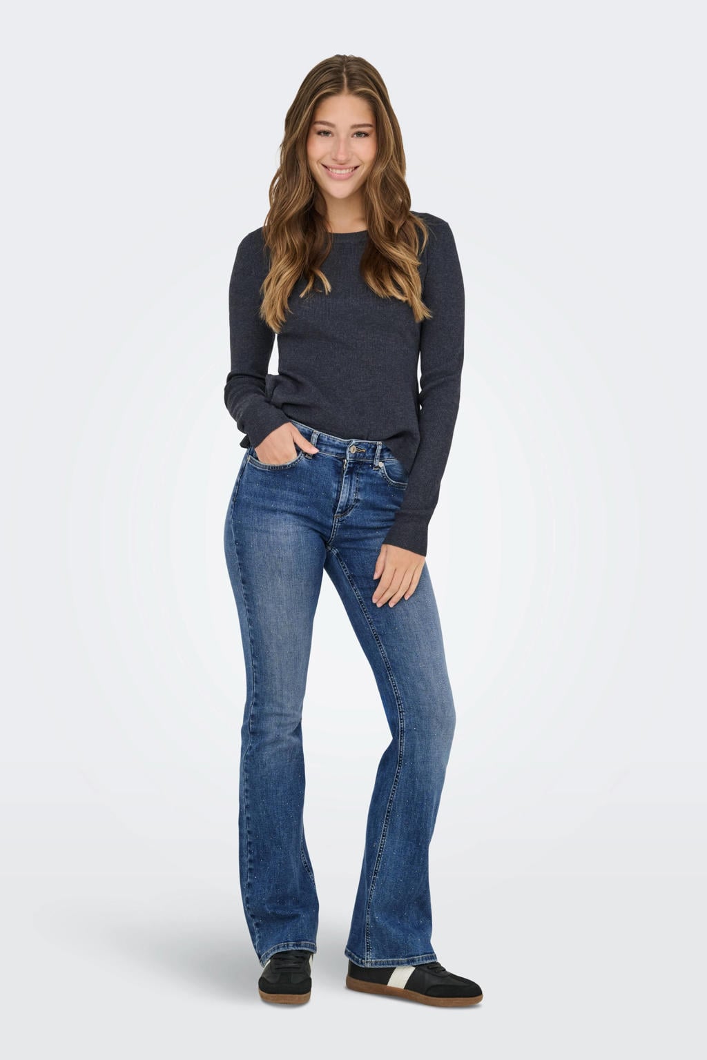 Medium blue denim dames ONLY flared jeans steentjes van denim met regular waist, rits- en knoopsluiting en effen