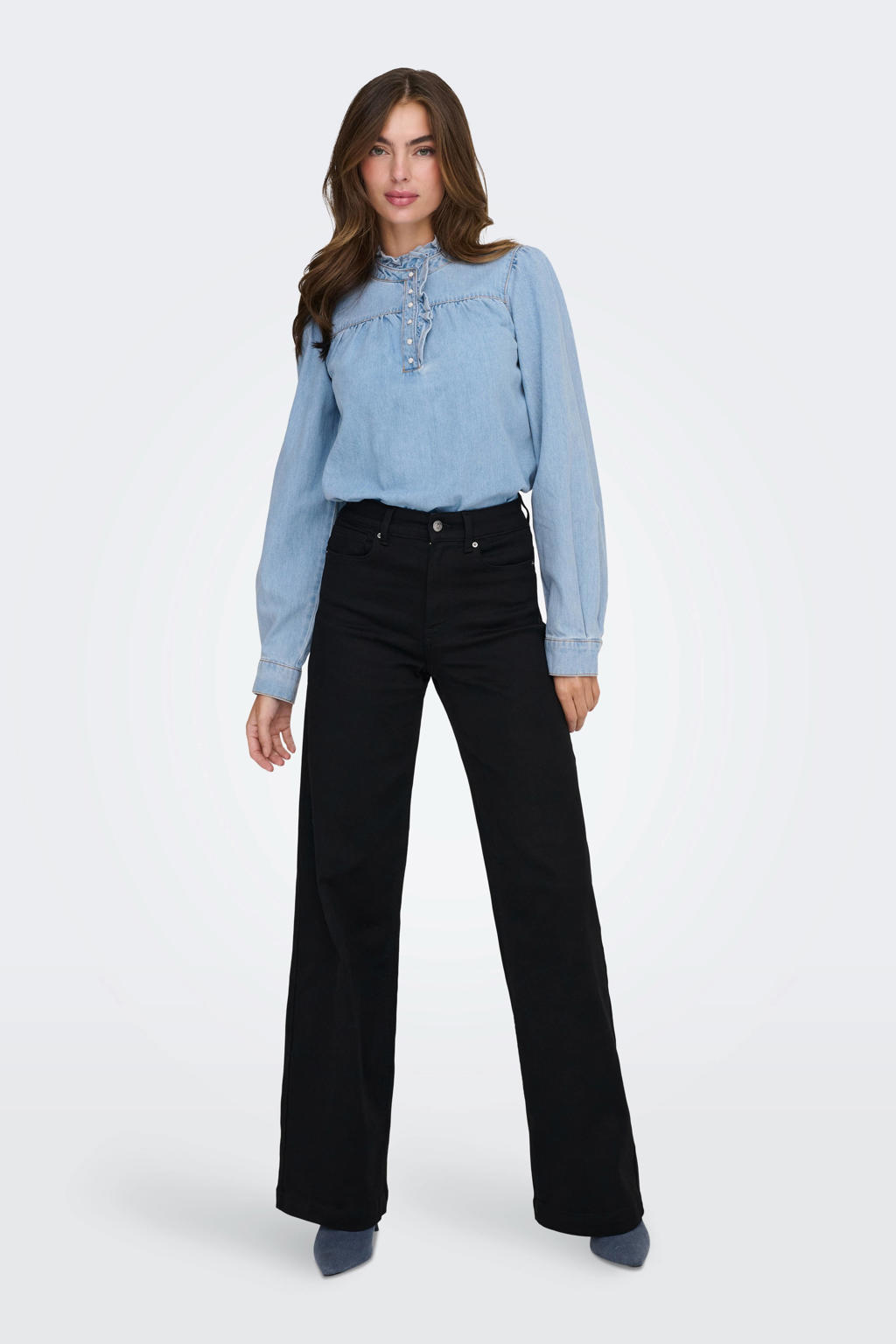 Light blue denim dames ONLY blousetop van denim met effen, lange mouwen, klassieke kraag, knoopsluiting en ruches