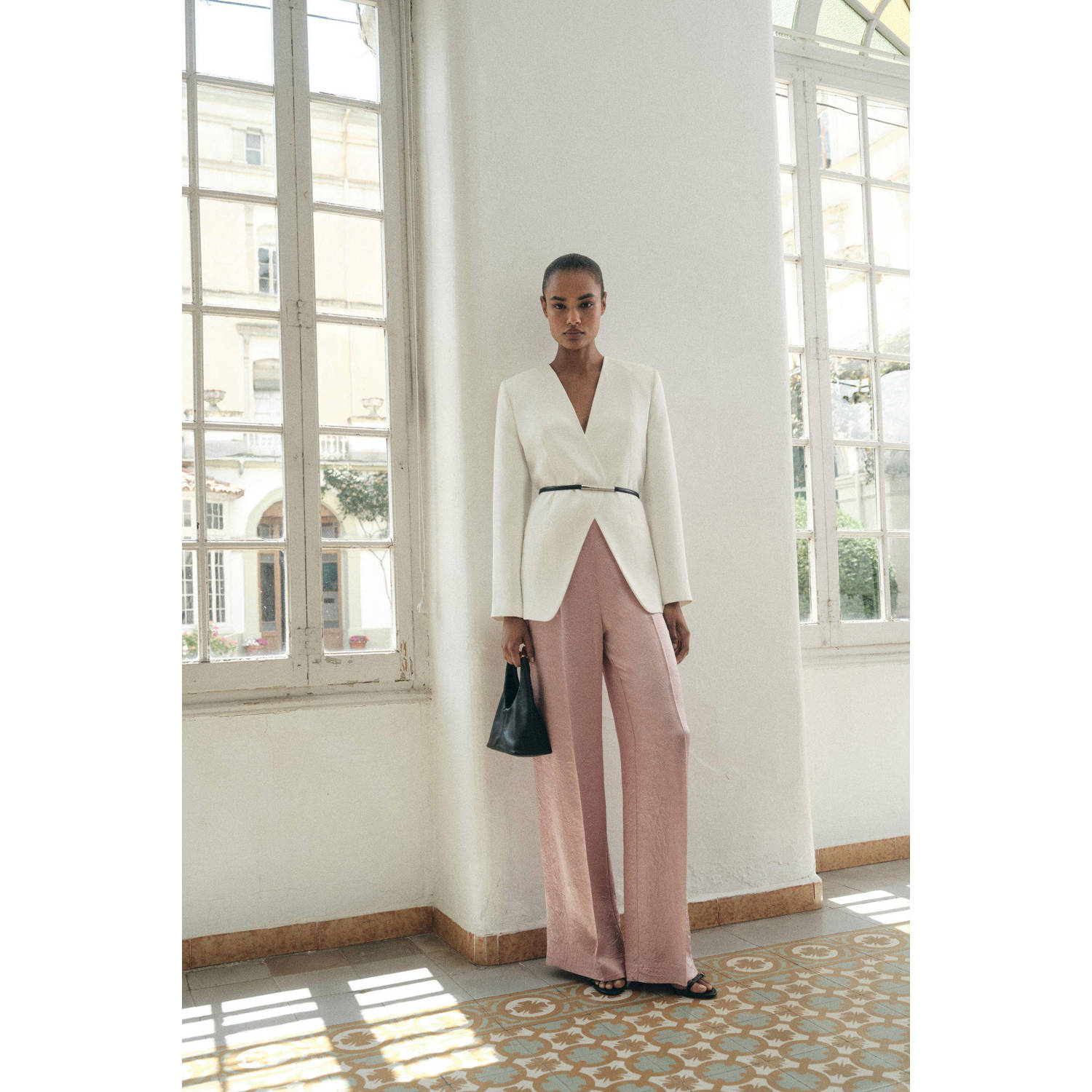 Mango satijnen wide leg regular waist palazzo broek lichtroze