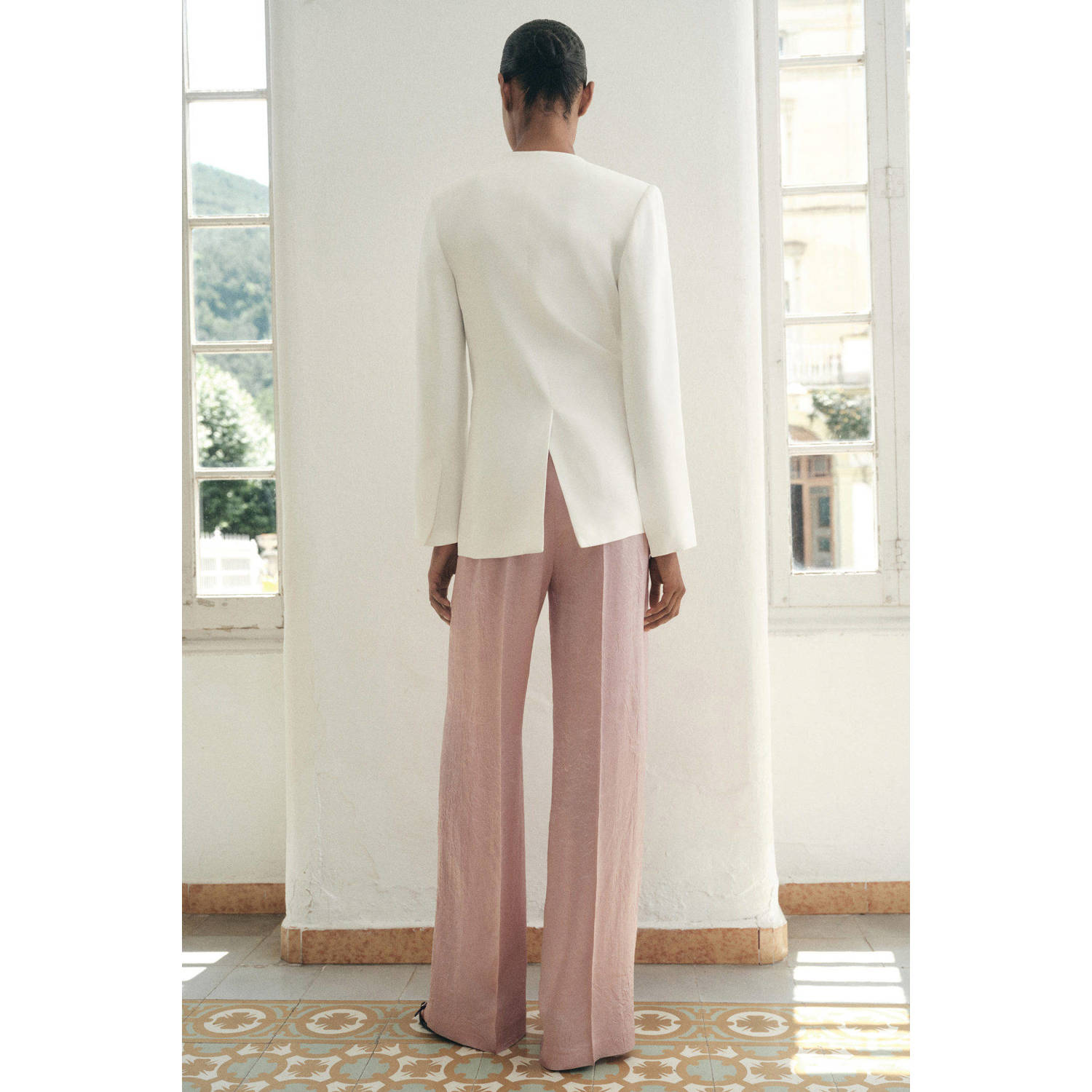 Mango satijnen wide leg regular waist palazzo broek lichtroze