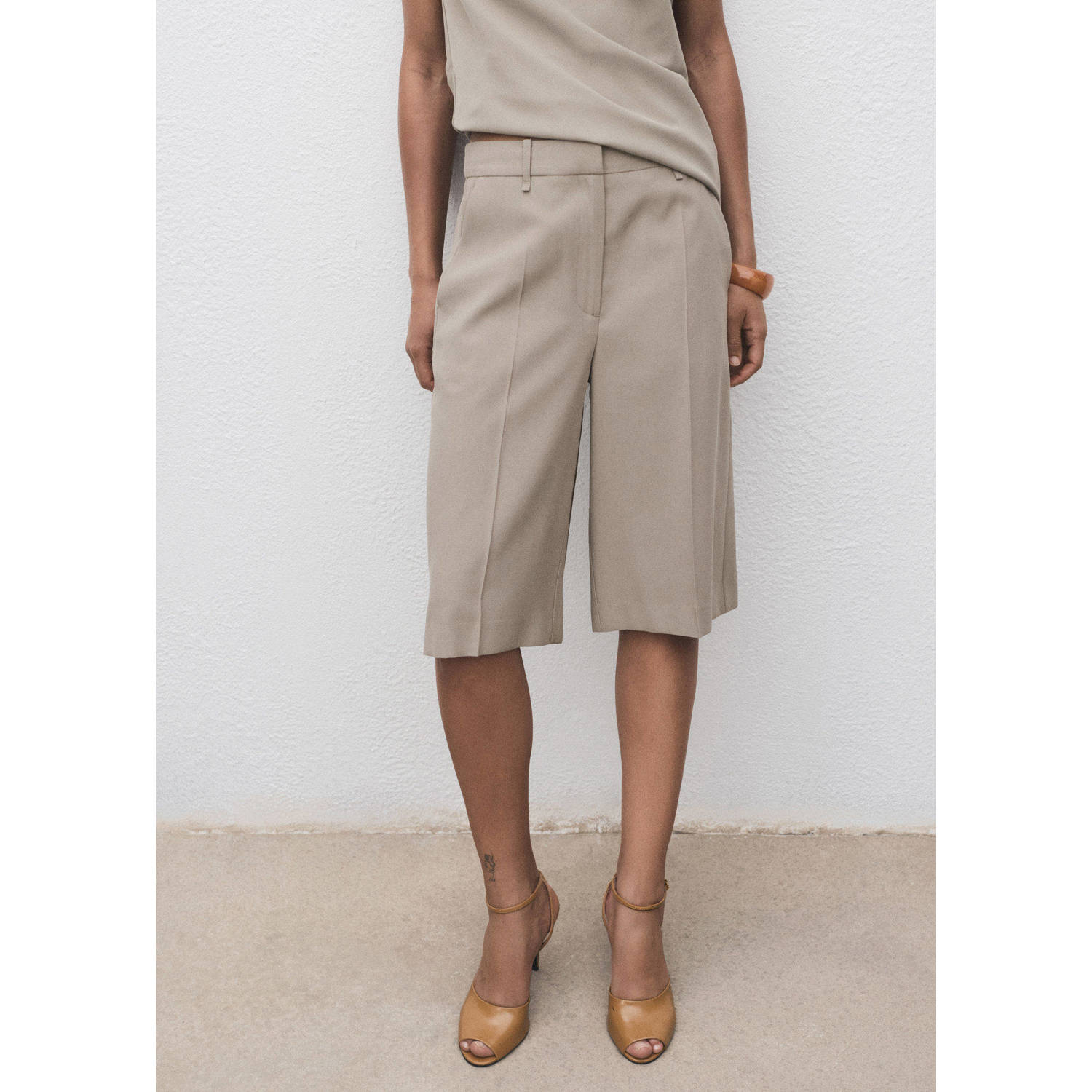 Mango straight regular waist chino short grijs