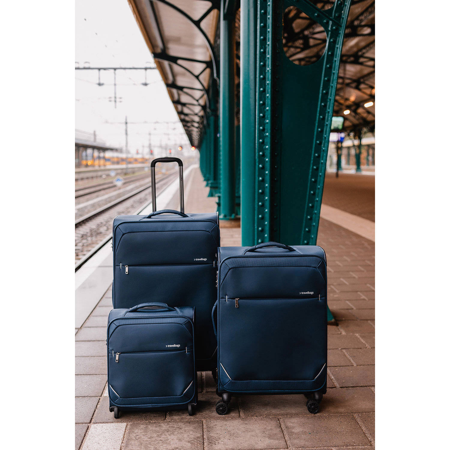 Travelbags trolley The Base Soft 79 cm. donkerblauw