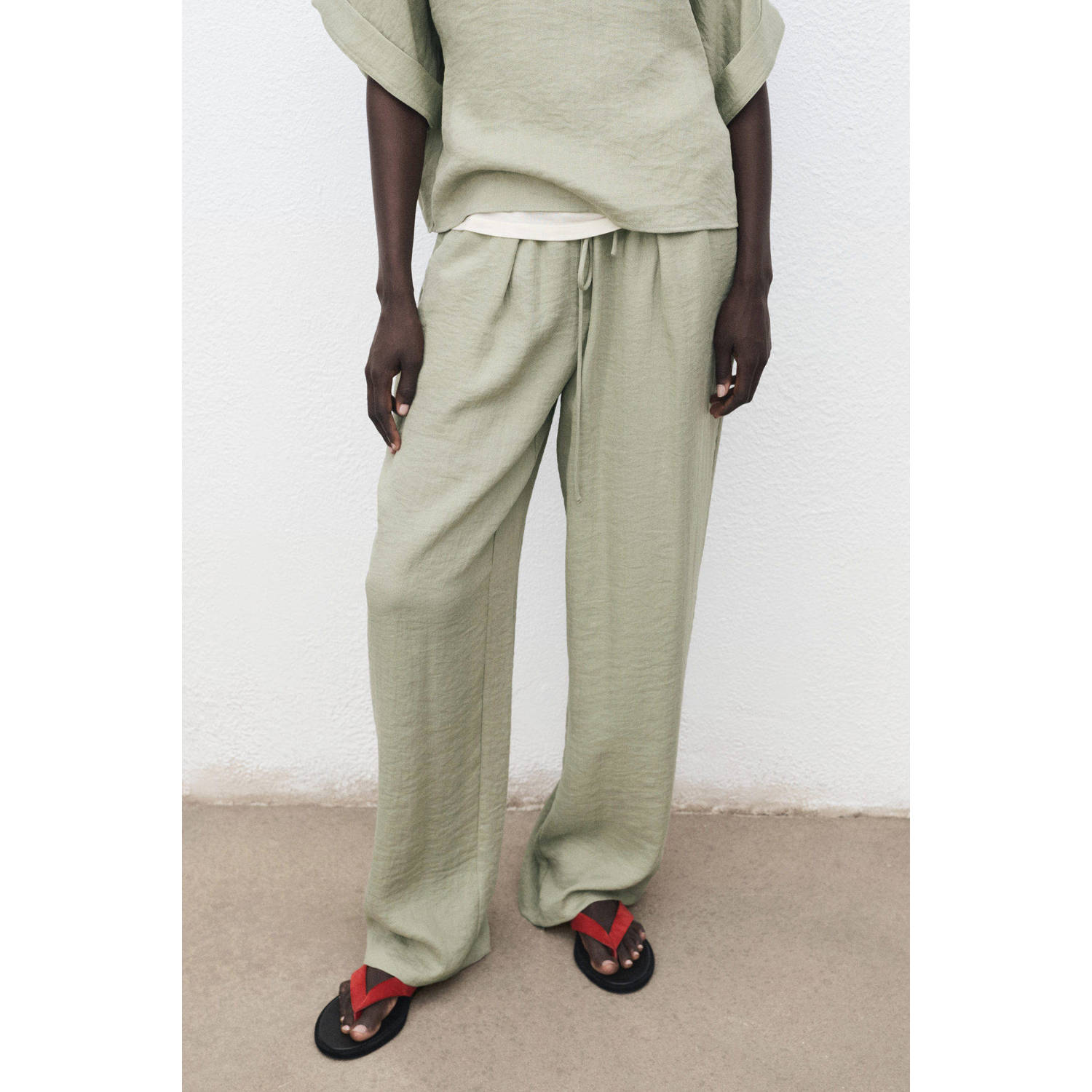 Mango wide leg regular waist casual broek lichtkaki
