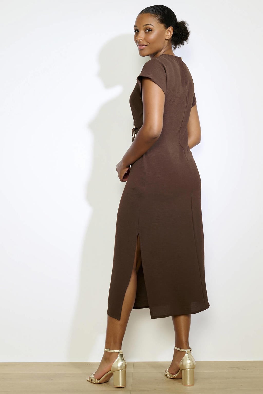 Bruine dames LOLALIZA zomerjurk van polyester met effen, korte mouwen, ronde hals en siergesp