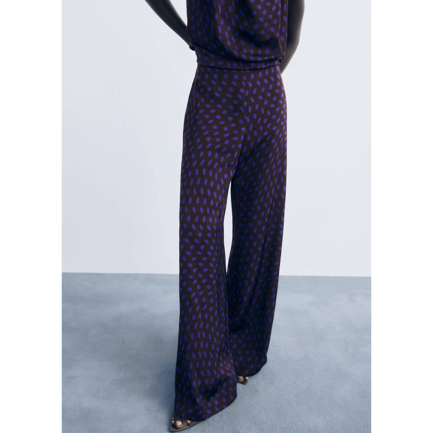 Mango flared regular waist flared broek donkerbruin