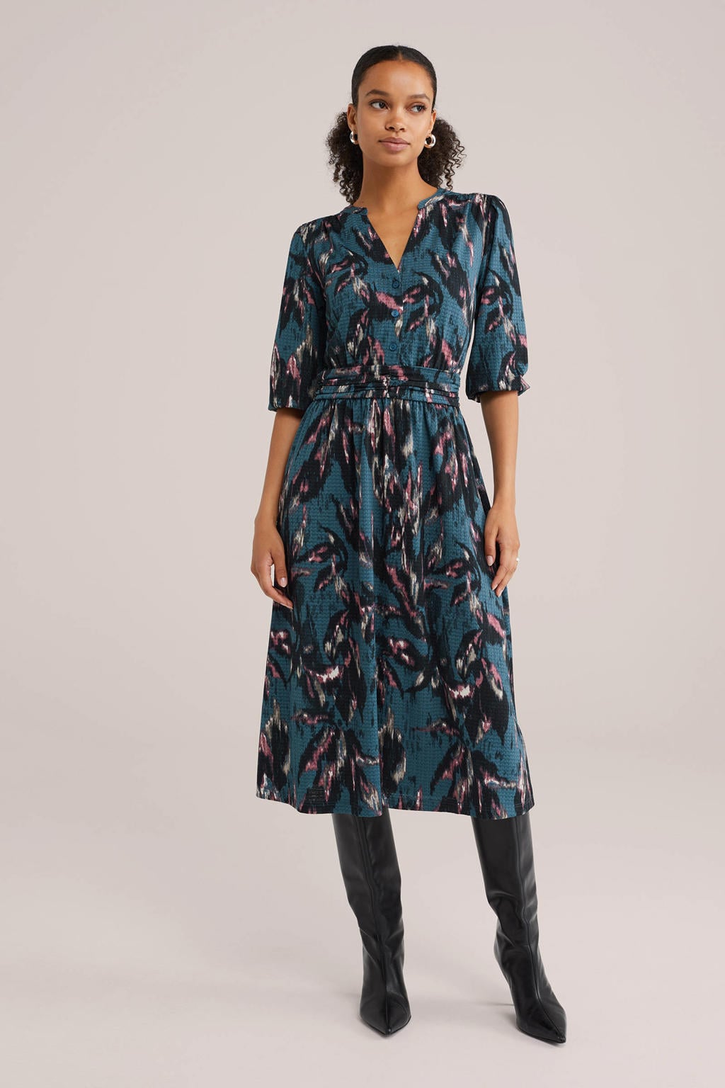 Blauw, rood en zwarte dames WE Fashion blazerjurk midi jurk van polyester met driekwart mouwen, V-hals en knoopsluiting