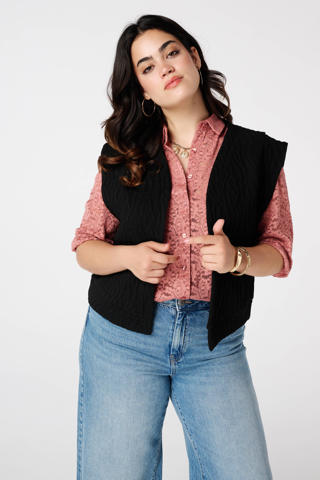 met jeans en een blouse