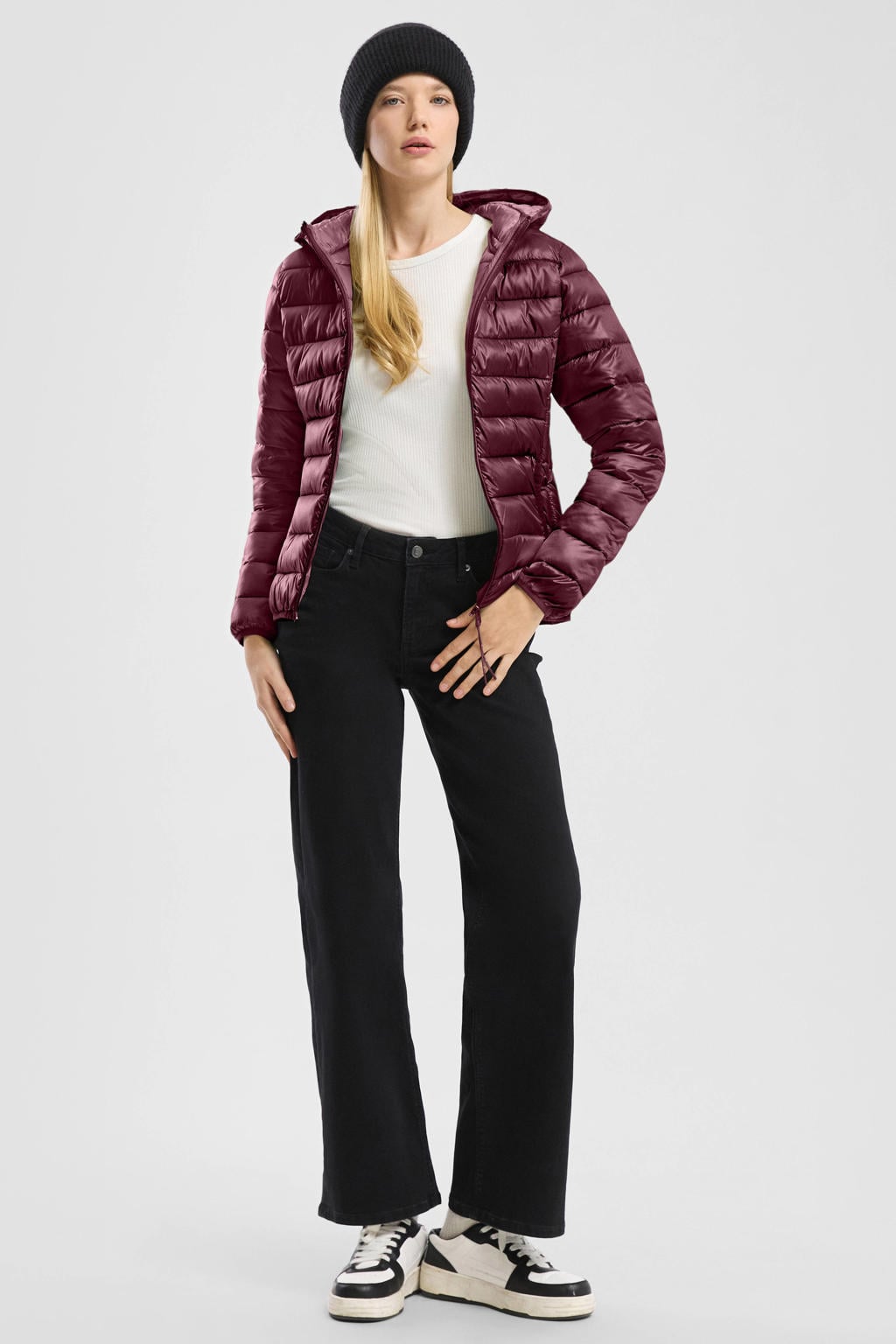 Donkerrode dames QS gewatteerde jas van polyester met effen, lange mouwen, capuchon, ritssluiting en doorgestikte details