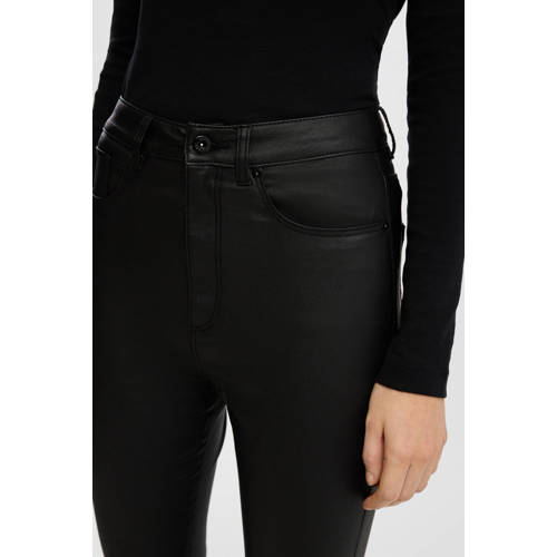 QS imitatieleren slim regular waist coated broek zwart afbeelding