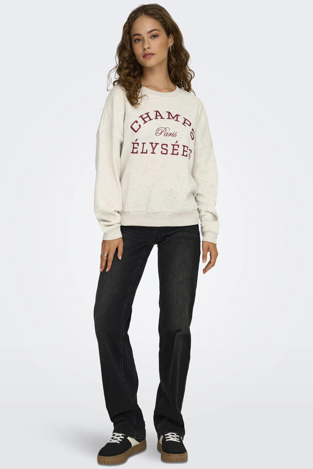 Lichtgrijs en donkerrode dames JDY sweater met tekst print, lange mouwen, ronde hals en borduursels
