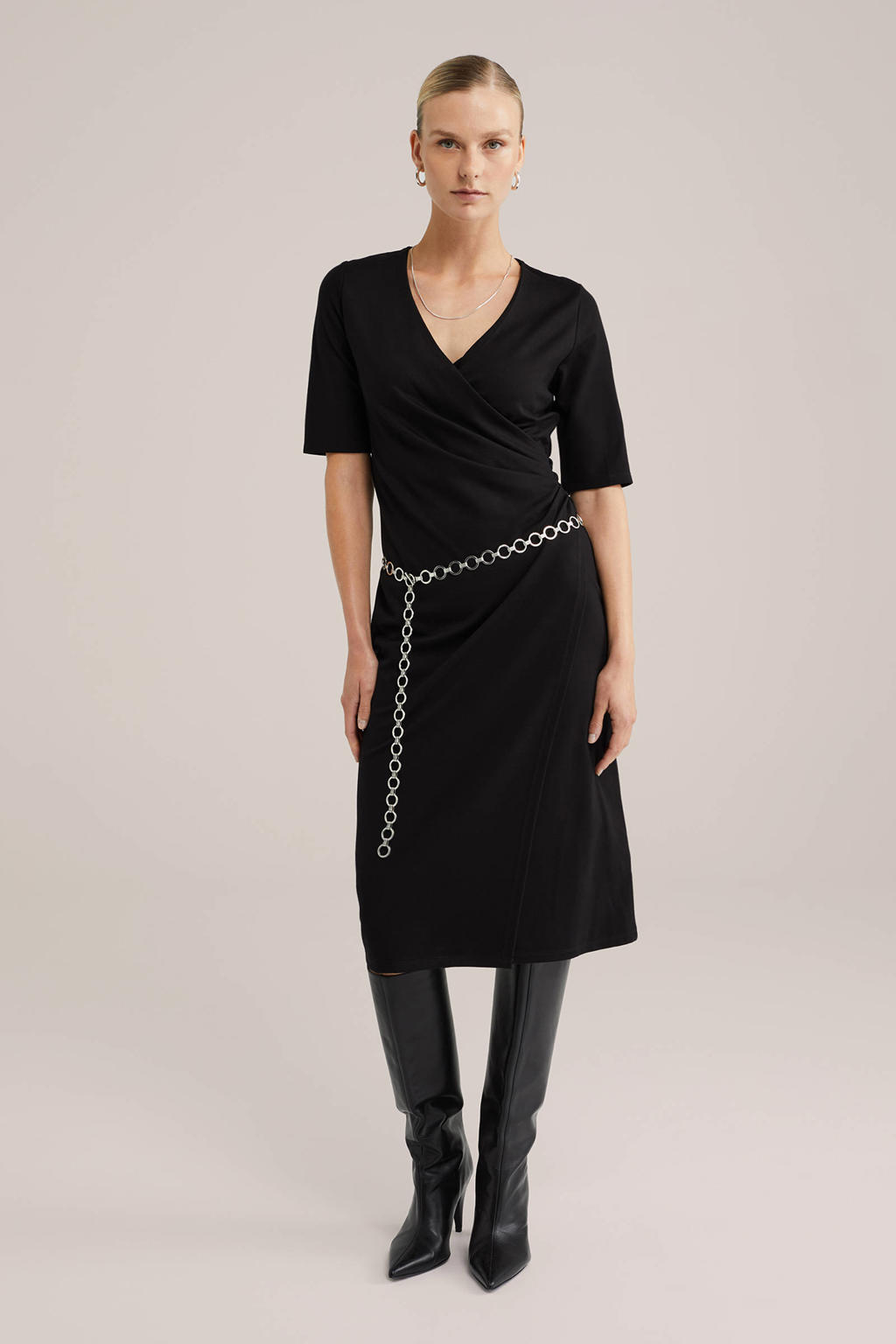 Zwarte dames WE Fashion midi jurk van viscose met effen, korte mouwen, V-hals en plooien