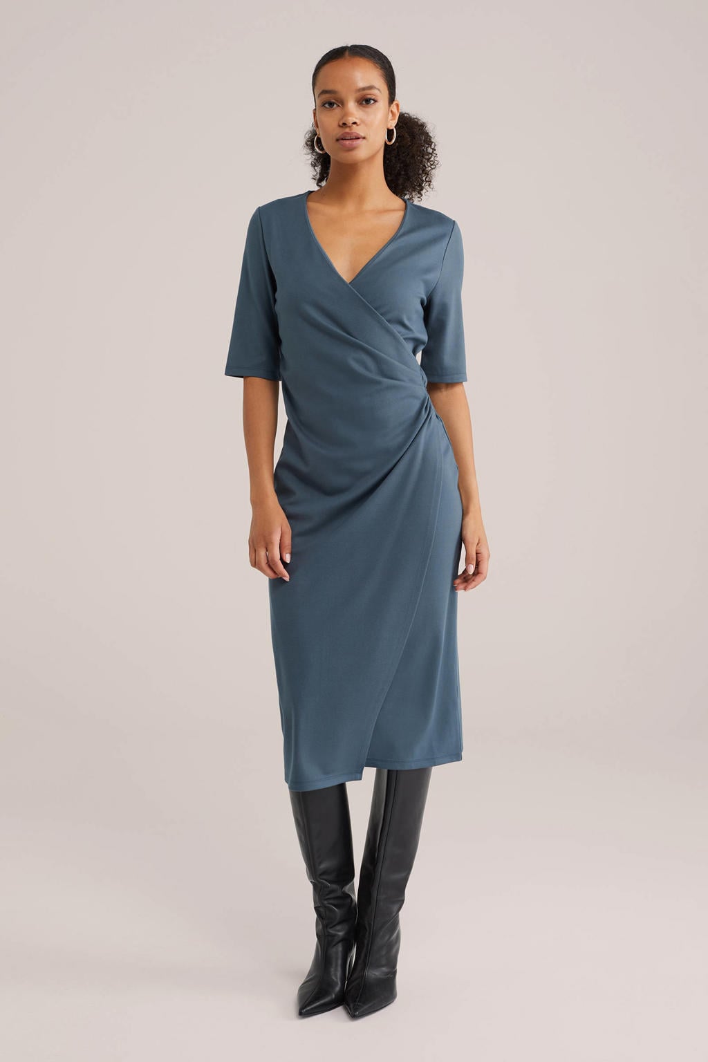 Grijsblauwe dames WE Fashion midi jurk blauw van viscose met effen, korte mouwen en V-hals