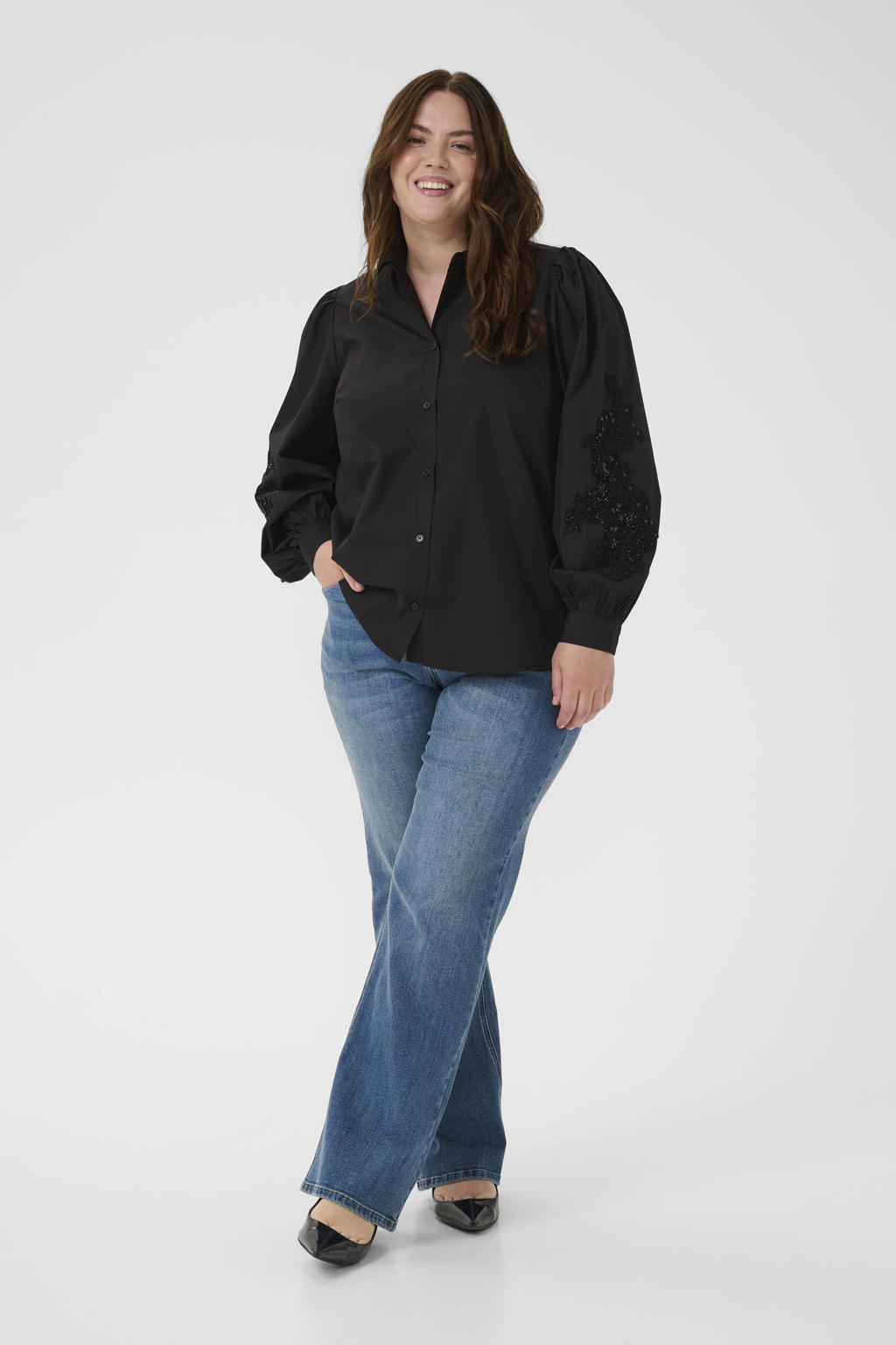 Zwarte dames Kaffe Curve blouse van polyester met effen, lange mouwen, klassieke kraag, knoopsluiting en borduursels