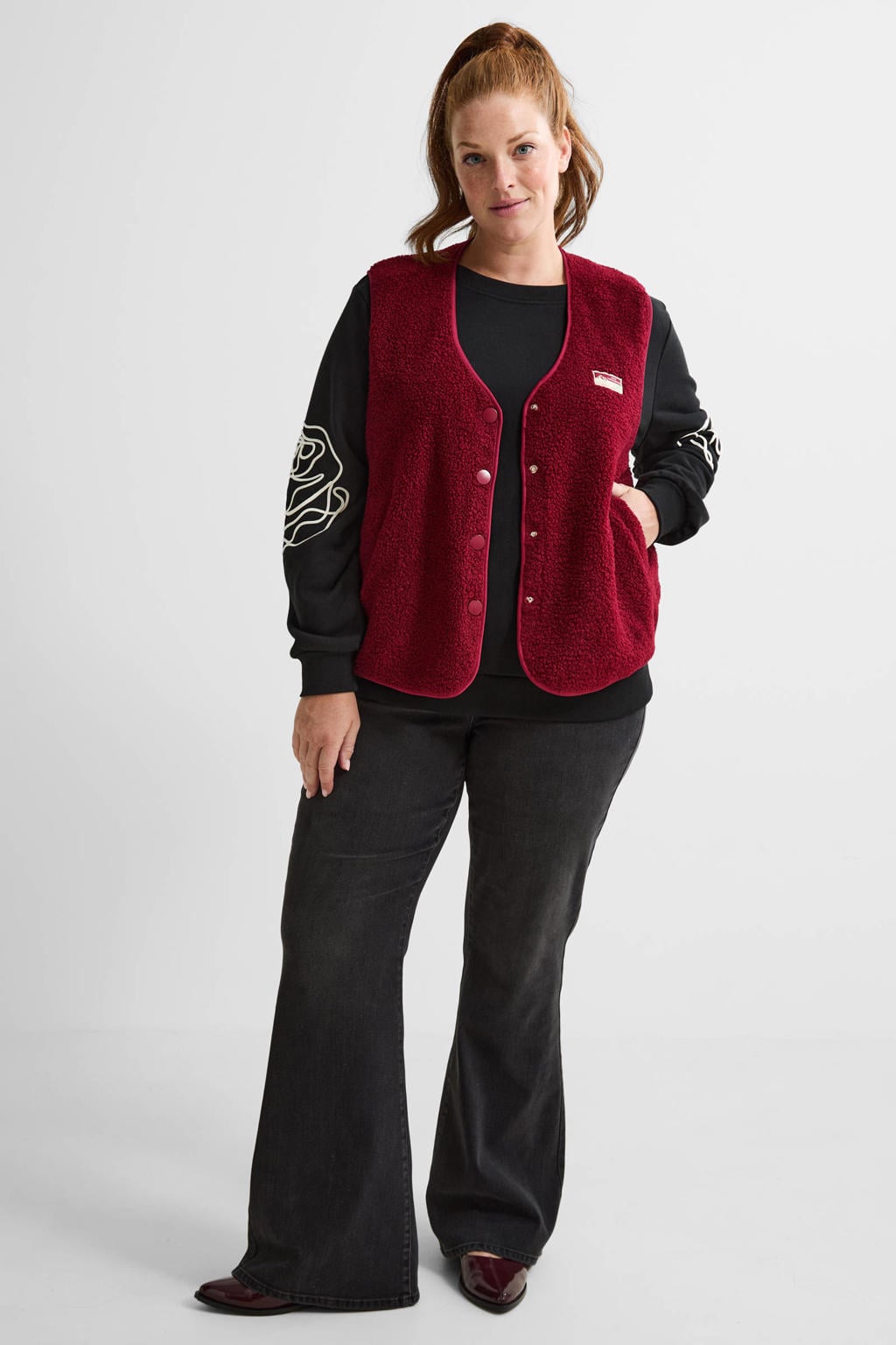 Zwarte dames ONLY CARMAKOMA sweater met bloemenprint, lange mouwen, ronde hals en borduursels