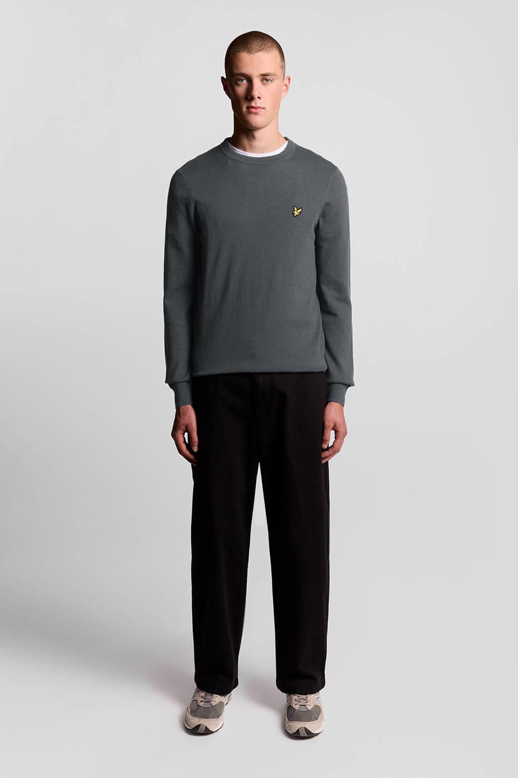 Grijze heren Lyle & Scott pullover fijn gebreid van merinowol met effen, lange mouwen en ronde hals