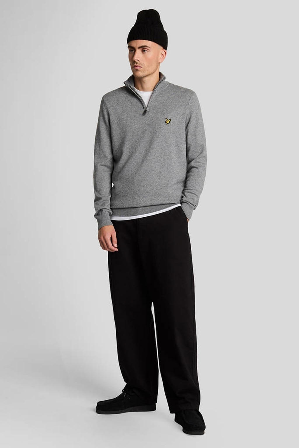 Grijze heren Lyle & Scott trui fijn gebreid van merinowol met melée print, lange mouwen, opstaande kraag en halve rits