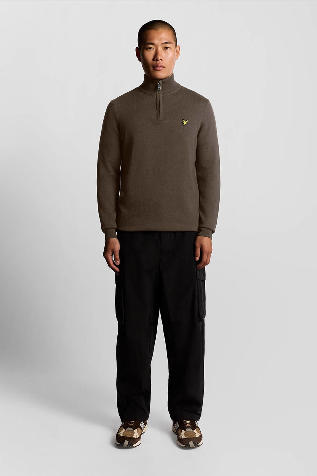 Bruine heren Lyle & Scott trui fijn gebreid van merinowol met effen, lange mouwen, opstaande kraag en halve rits