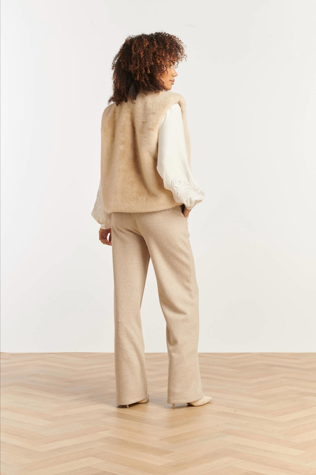 Zandkleurige dames Smashed Lemon gilet van polyester met effen en ronde hals