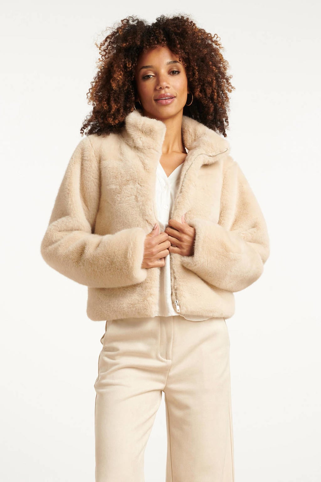 Zandkleurige dames Smashed Lemon faux fur jas van polyester met effen, lange mouwen, opstaande kraag en rits- en vetersluiting