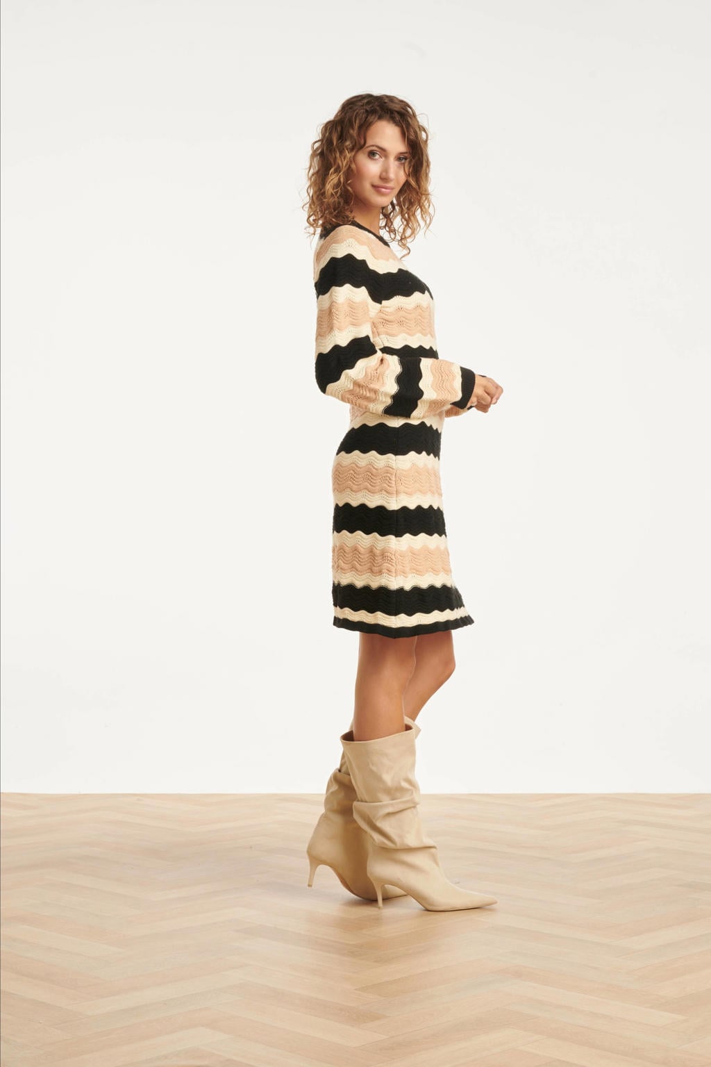 Zwart en zandkleurige dames Smashed Lemon gestreepte jurk van viscose met lange mouwen, ronde hals en ingebreid patroon