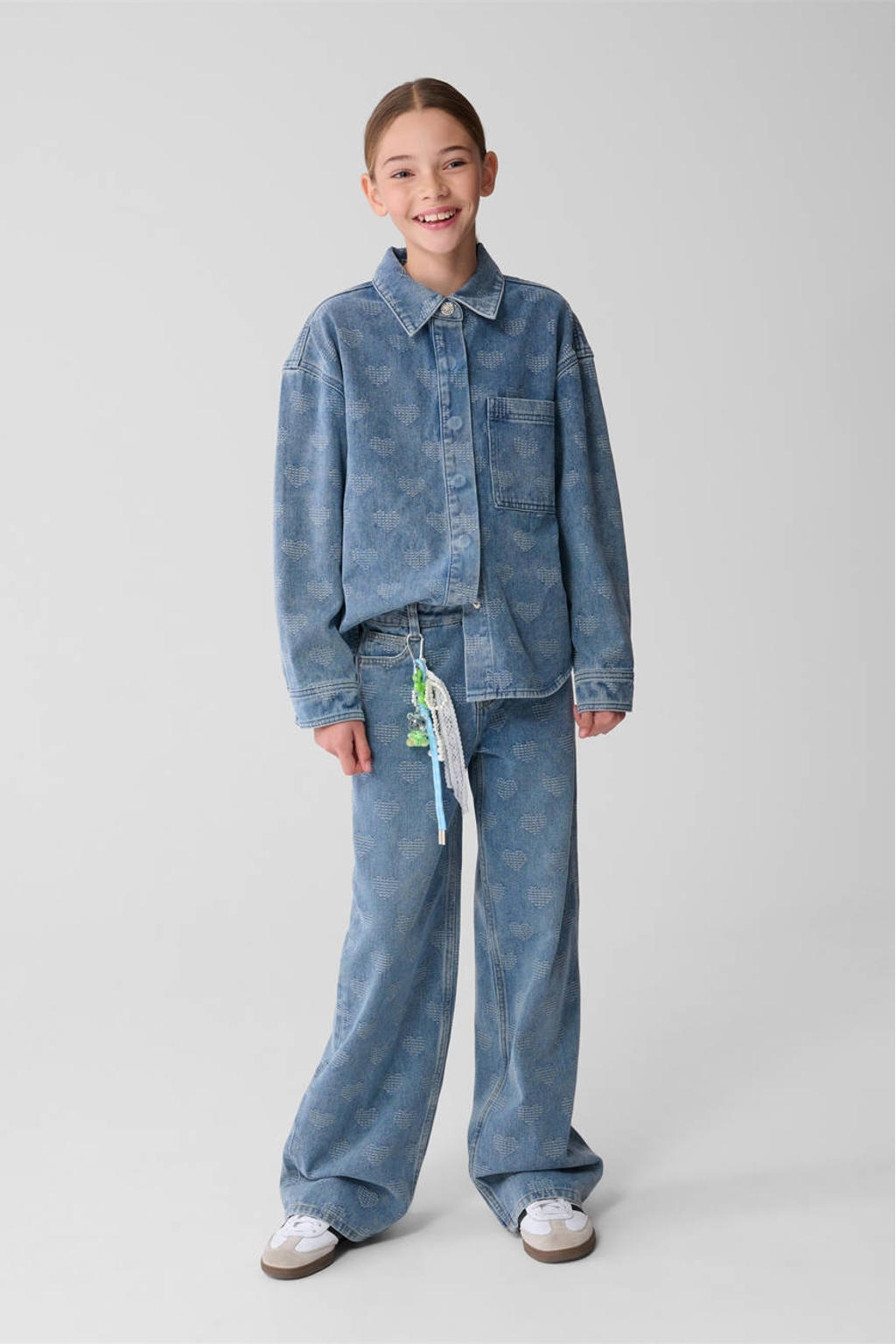 Medium blue denim meisjes Shoeby blouse van denim met hartjesprint, lange mouwen, button down sluiting en knoopsluiting