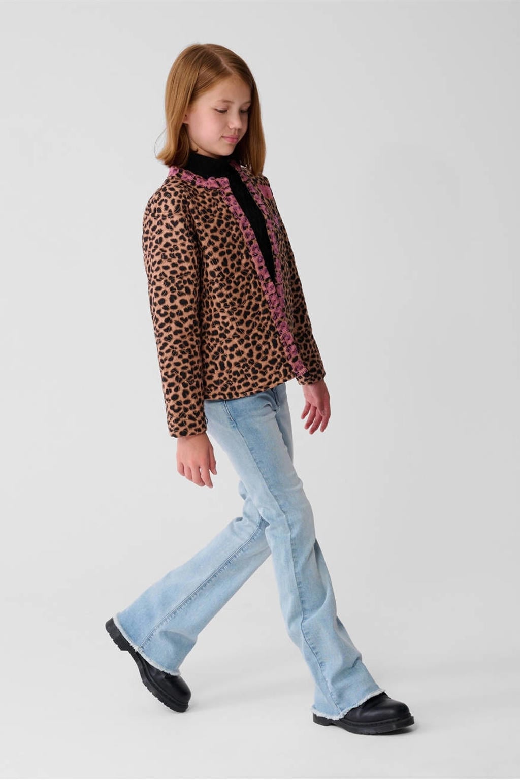 Bruine meisjes Shoeby jasje voor binnen van viscose met dierenprint, lange mouwen, ronde hals en borduursels