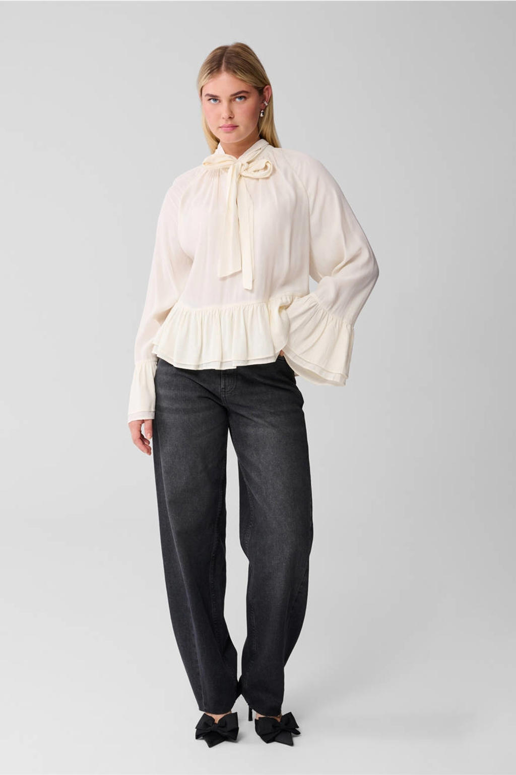 Ecru dames Shoeby blousetop van viscose met effen, lange mouwen, strikkraag, striksluiting en ruches